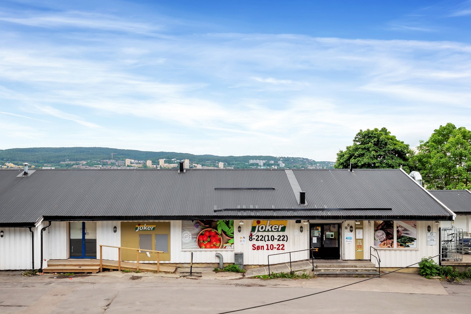 Søndagsåpne Joker butikken på Linderudsletta ligger en kort spasertur unna boligen. Her har de også DHL og HeltHjem. Galleribilde