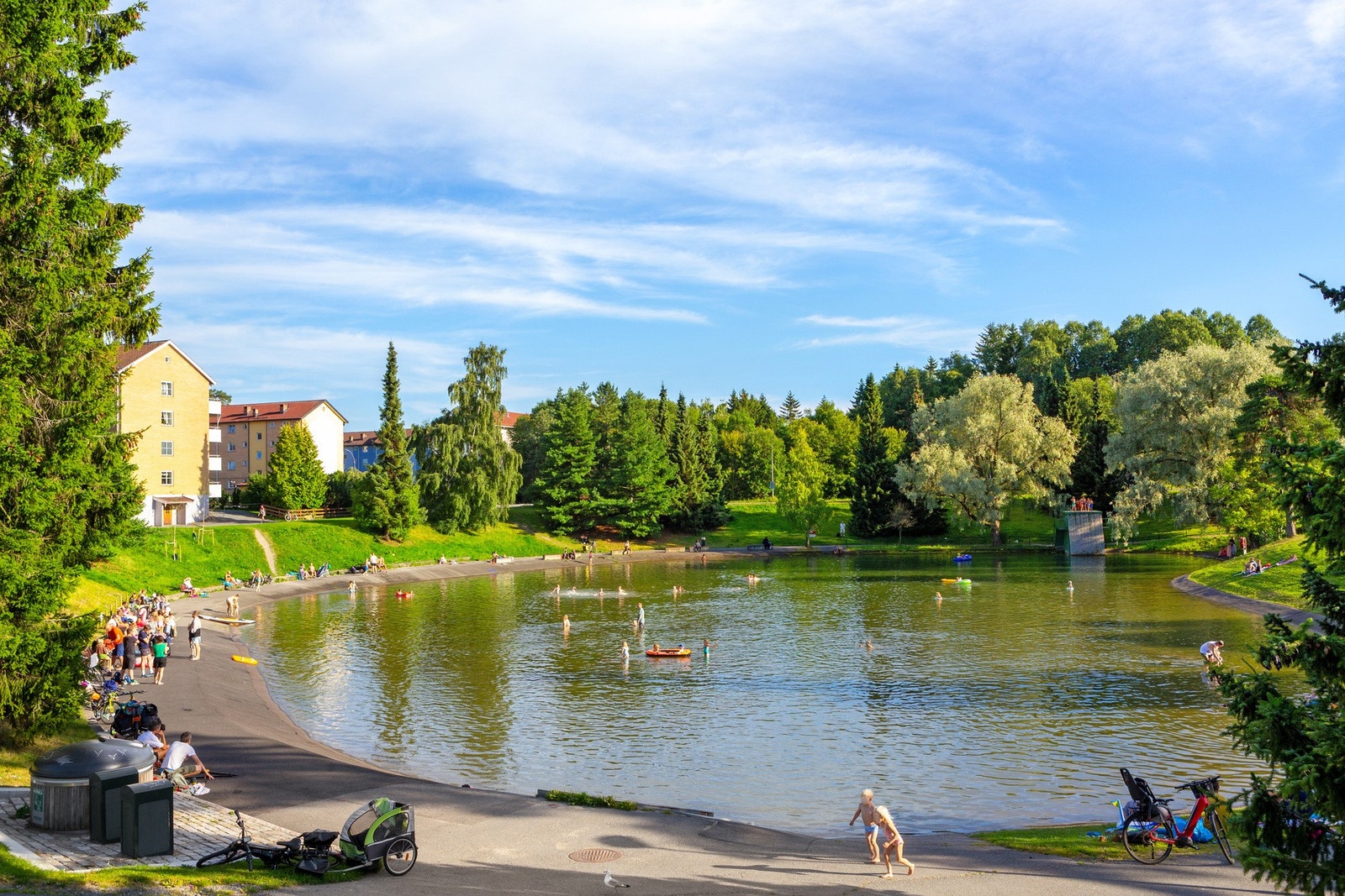 Årvolldammen er et av Groruddalens mest populære badesteder. Her er det flotte fasiliteter med toalett, volleyballbane/fotballbane, to fastgriller, dusj/drikkefontene, sittegrupper og liten lekeplass. Galleribilde