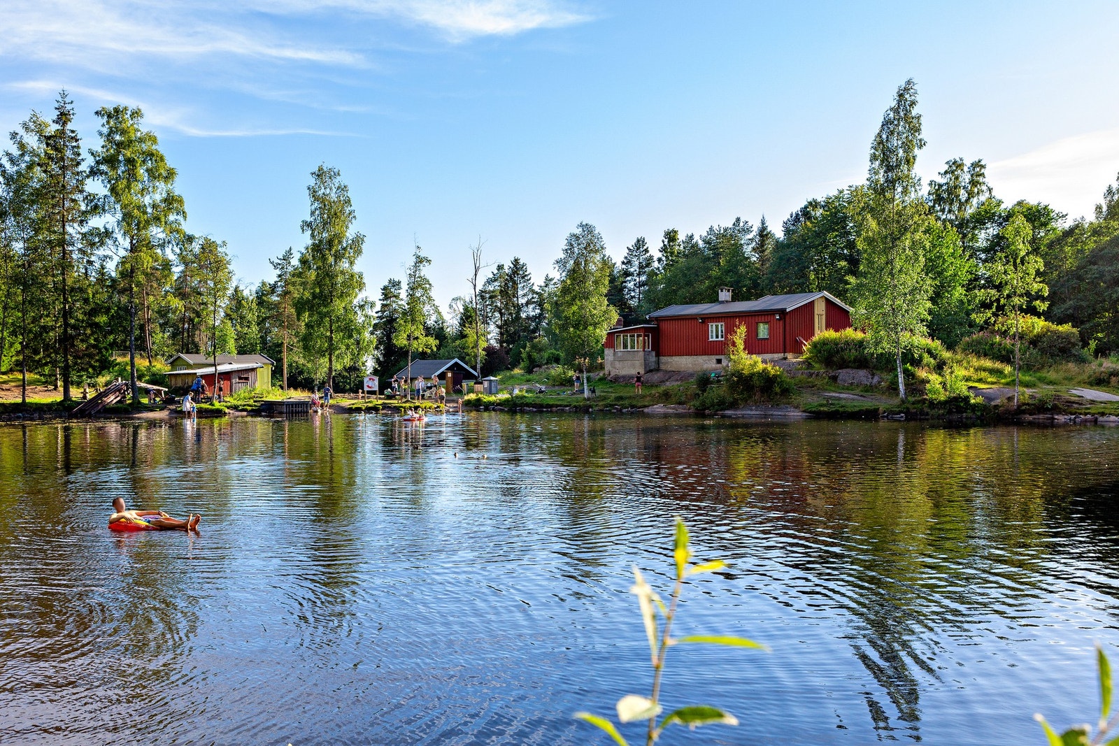 Isdammen har blitt et nært og barnevennlig turmål i Groruddalen. Ved dammen kan man raste, bade, fiske eller ta turen videre inn i marka. Galleribilde