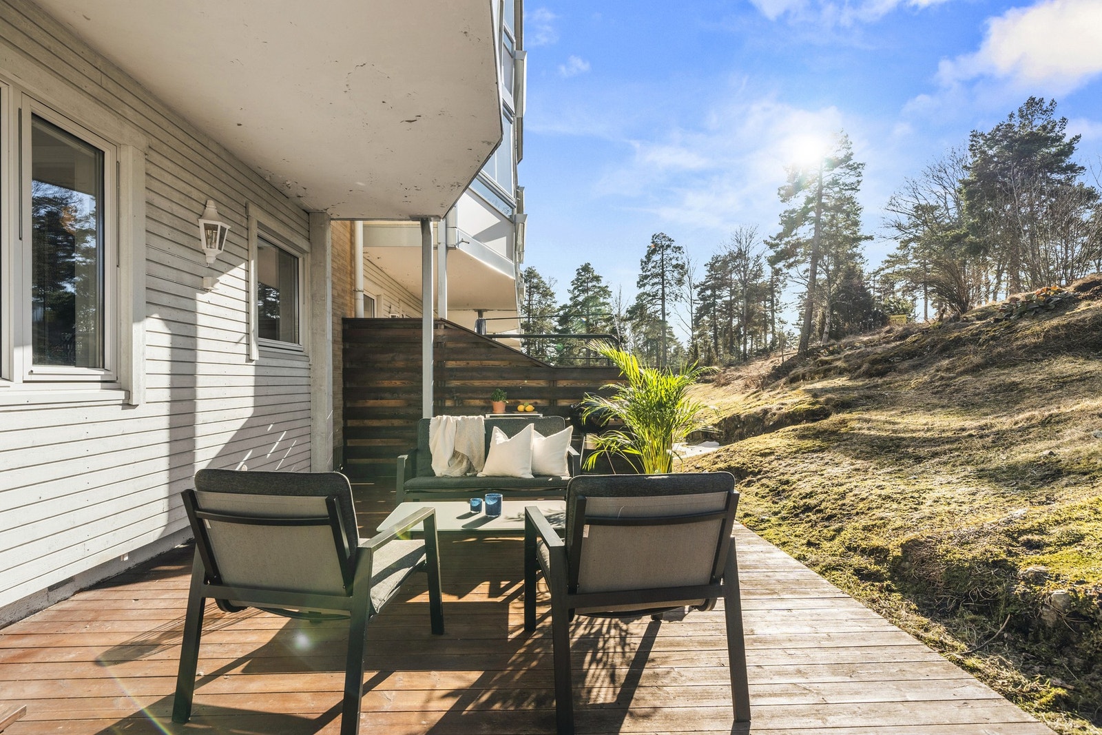 Her er det plass til alt du trenger for å skape din egen utendørs lounge - utemøbler, grill og dekorative planter. Galleribilde