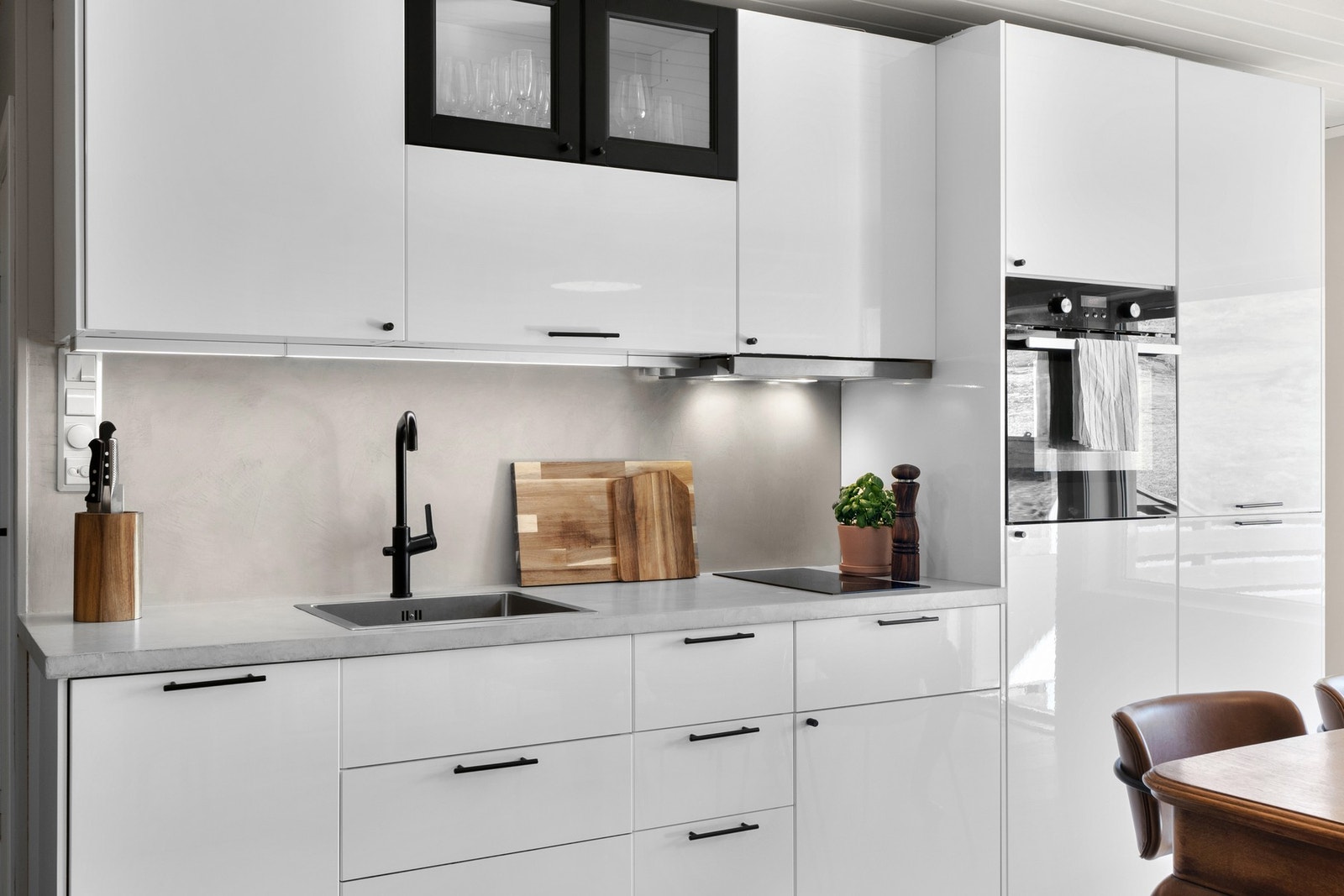 Her finner du en nedfelt oppvaskkum med ett-greps blandebatteri og integrerte hvitevarer som komfyr, to-soners platetopp, ventilator og en nyere oppvaskmaskin. Galleribilde