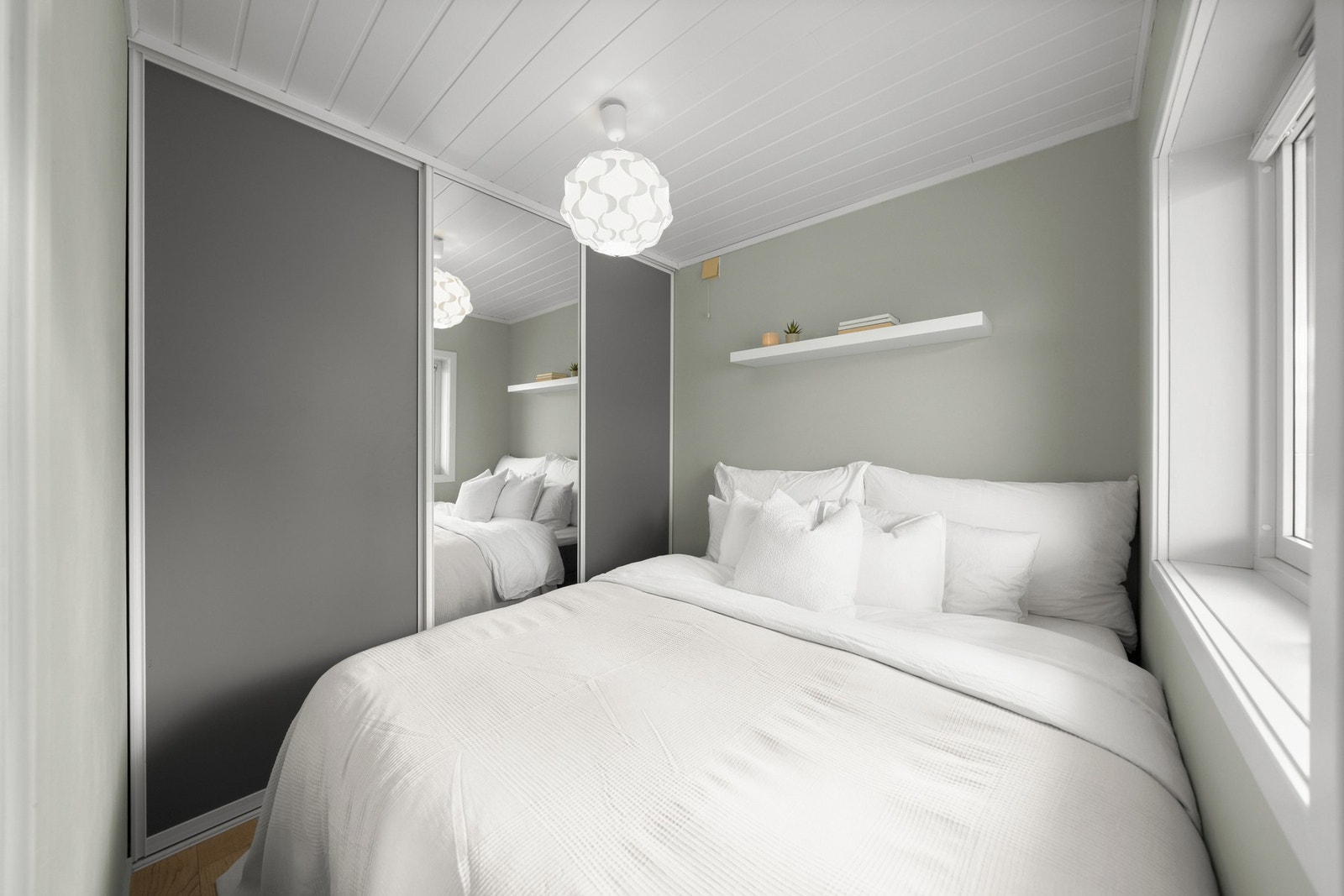 Skyvedøren sørger for en plassbesparende løsning, og rommet har god plass til en større seng. Skyvedørsgarderoben gir godt med oppbevaring og holder rommet ryddig. Galleribilde