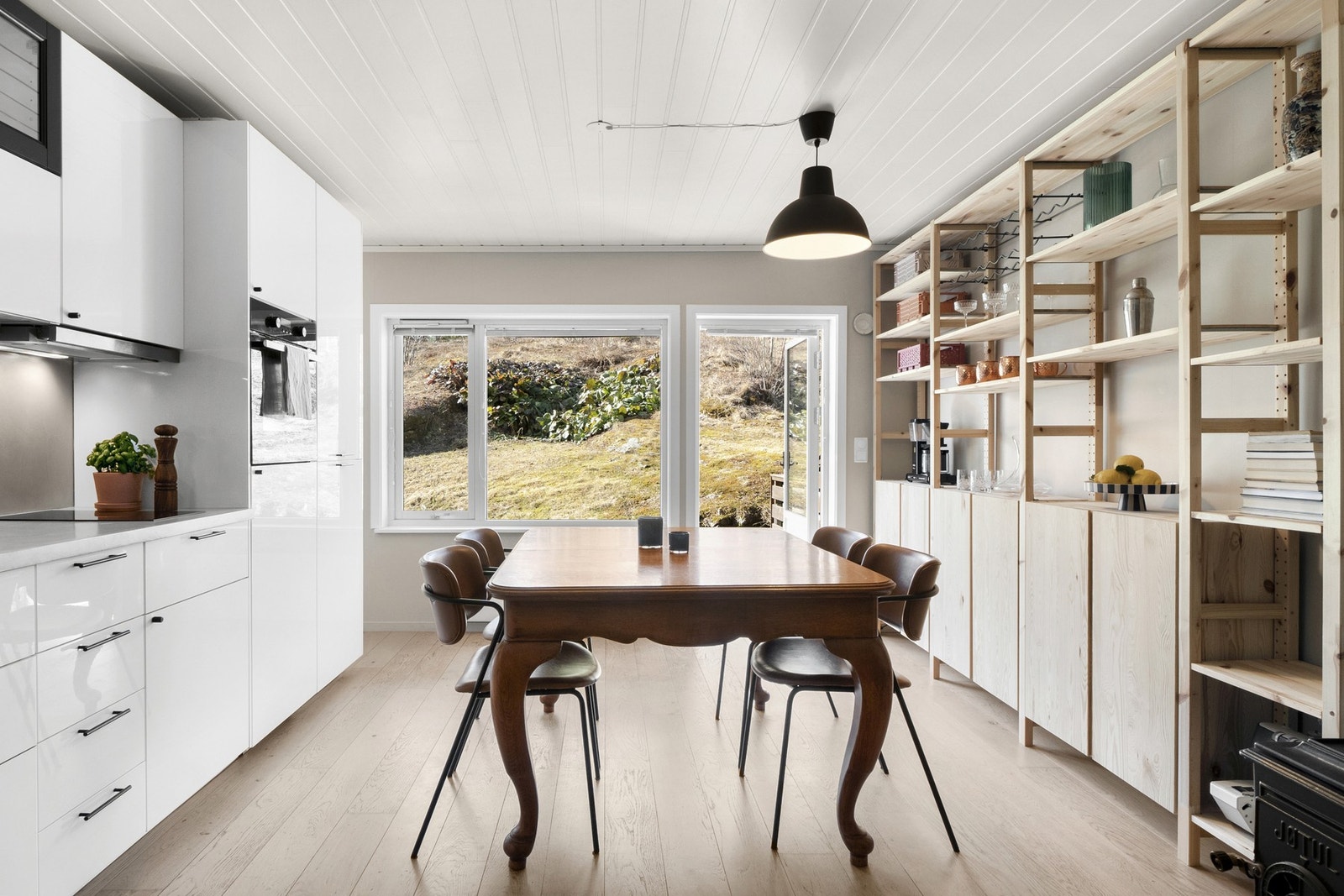 I tilknytning til kjøkkenet er det plass til spisebord - perfekt for hyggelige måltider! Galleribilde