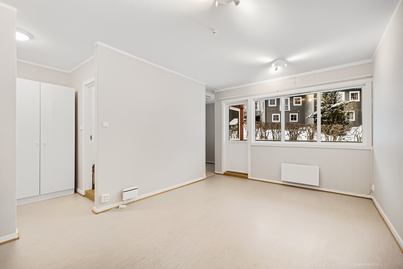 Vinduer som slipper inn lys til rommet. Galleribilde