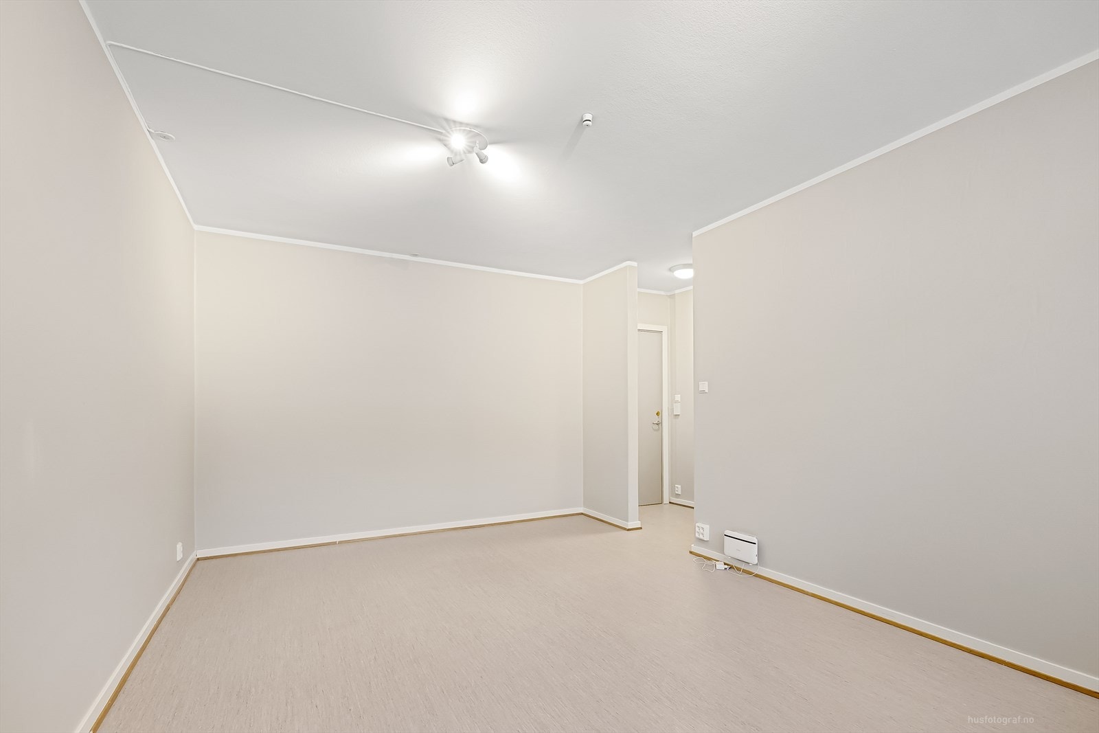 Praktisk stue med grei plass til møblering. Galleribilde