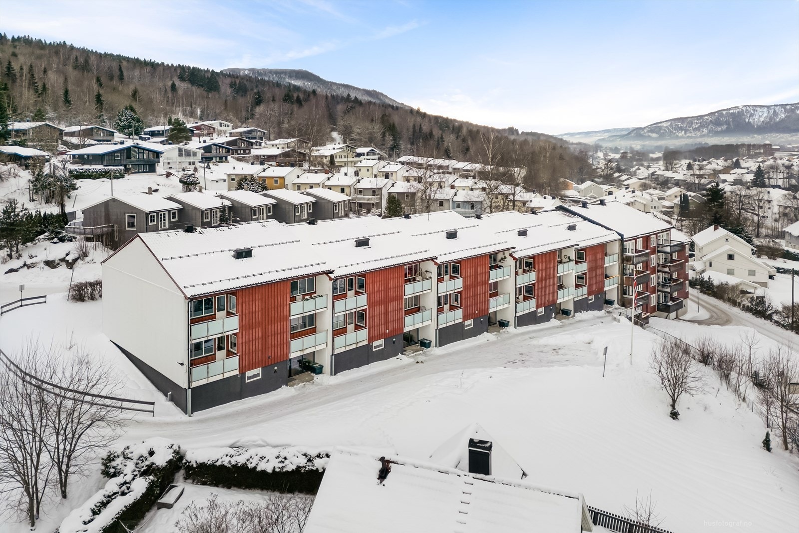 Eiendommen har en fin beliggenhet i et rolig, attraktivt og barnevennlig boligområde. Galleribilde
