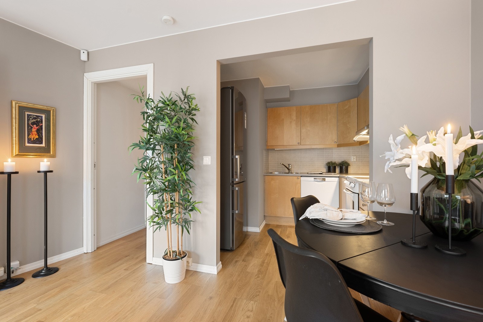 Romslig og praktisk stue med egen kjøkkenkrok Galleribilde