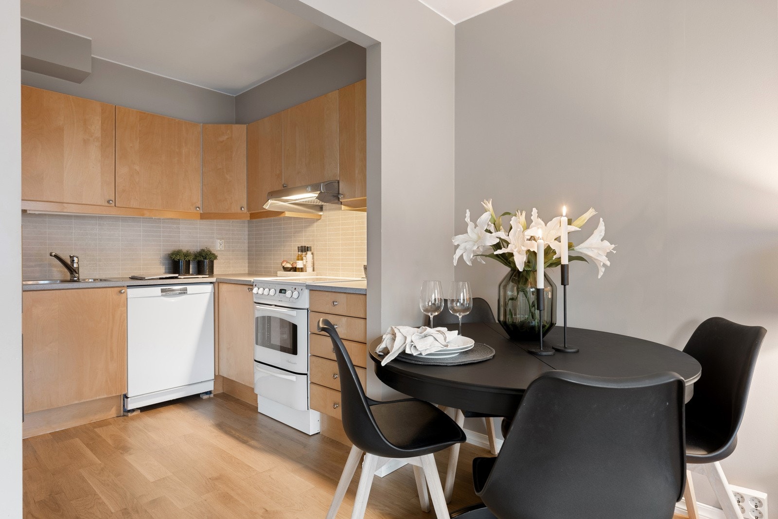 Kjøkkenet ligger i tilknytning til stuen i en egen krok, som naturlig avgrenser det fra stuen og spisestuen Galleribilde