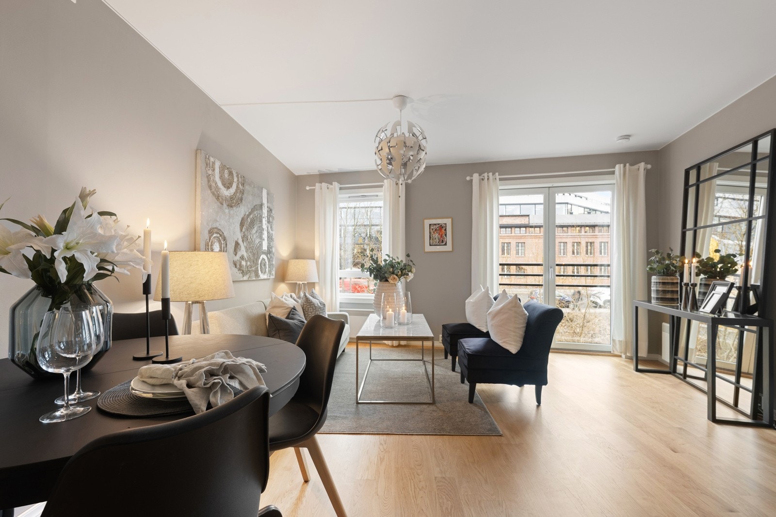 God plass til både sofa og spisestue i stuen Galleribilde