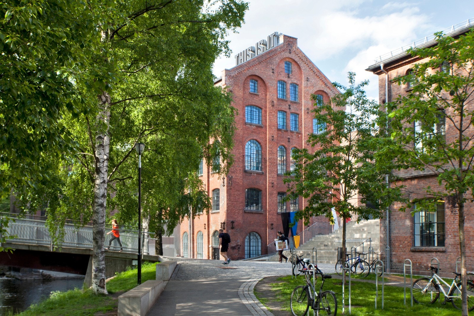 Eiendommen har en supersentral og svært idyllisk beliggenhet på Nedre Grünerløkka, rett ved Akerselva og innkranset av frodige grøntområder. Galleribilde