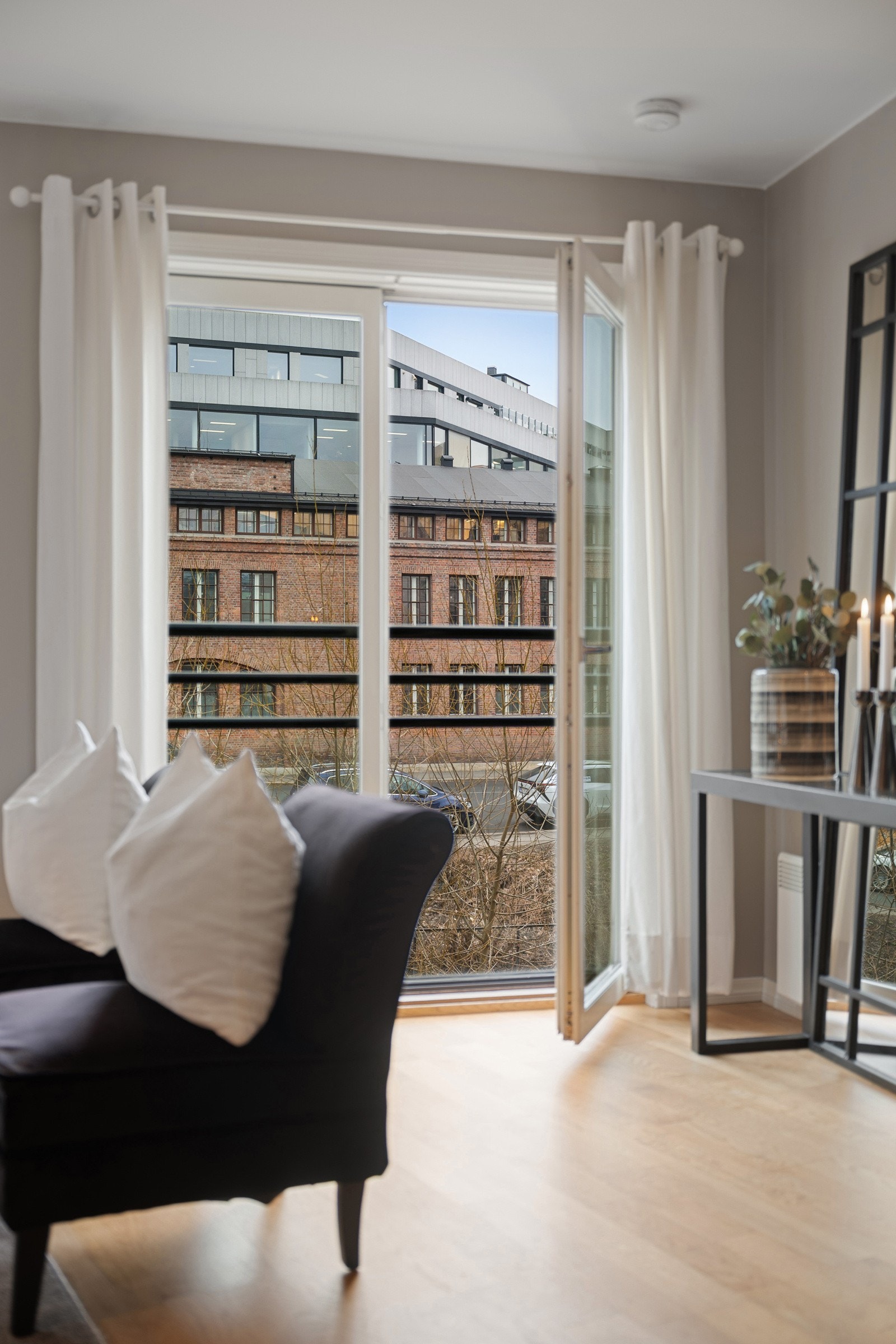 Store vindusflater - Hyggelig utsyn mot Akerselven - Fransk balkong Galleribilde