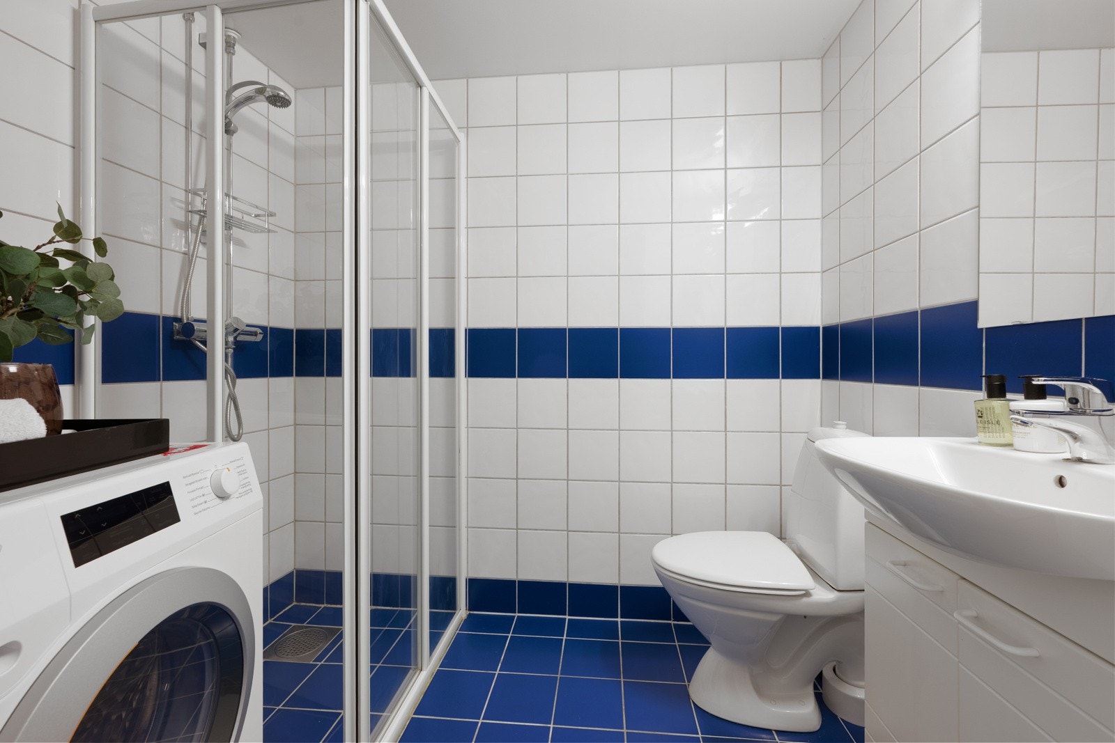 Bad med plass til vaskemaskin Galleribilde