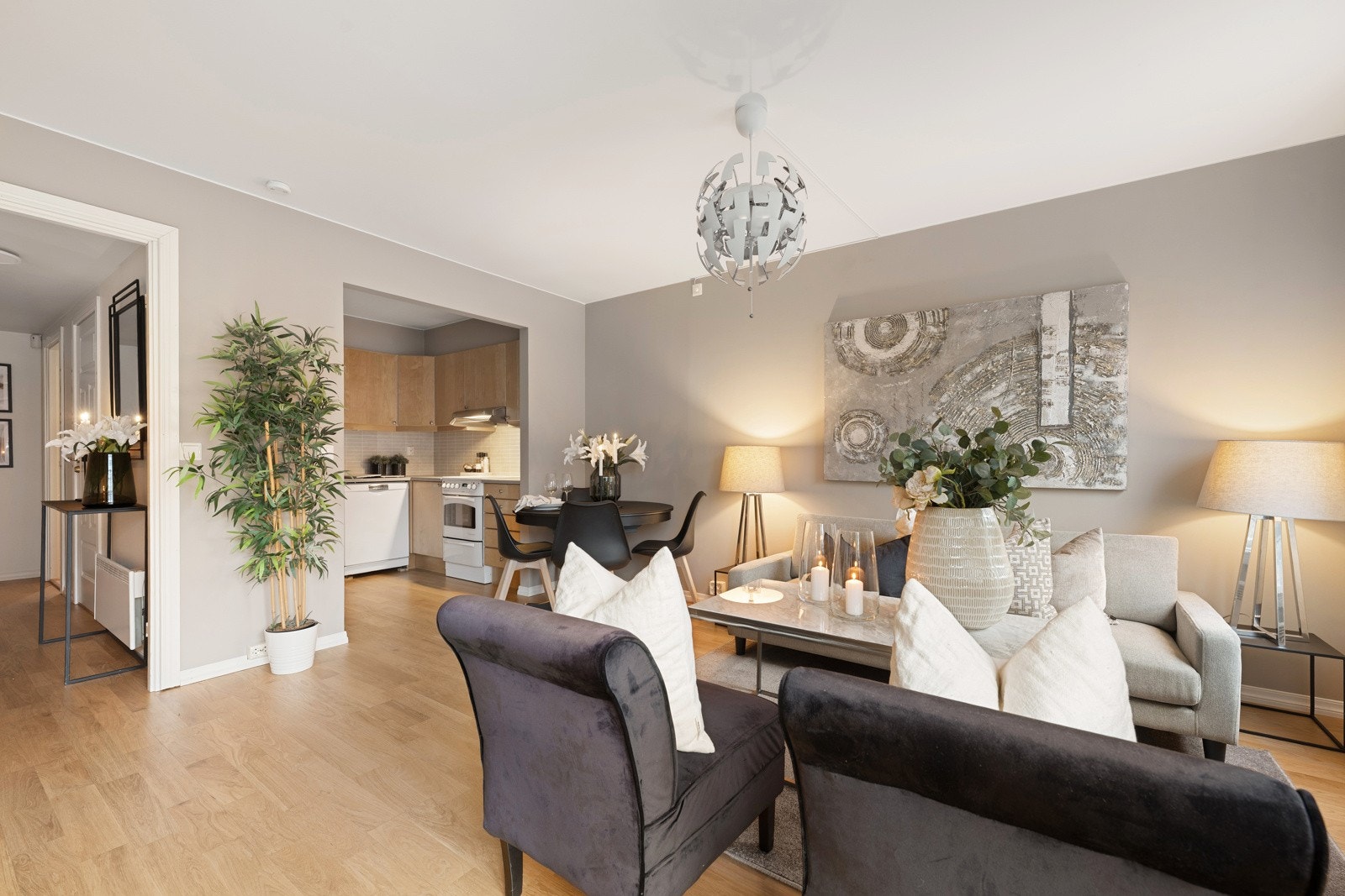 Romslig stue med egen kjøkkenkrok Galleribilde