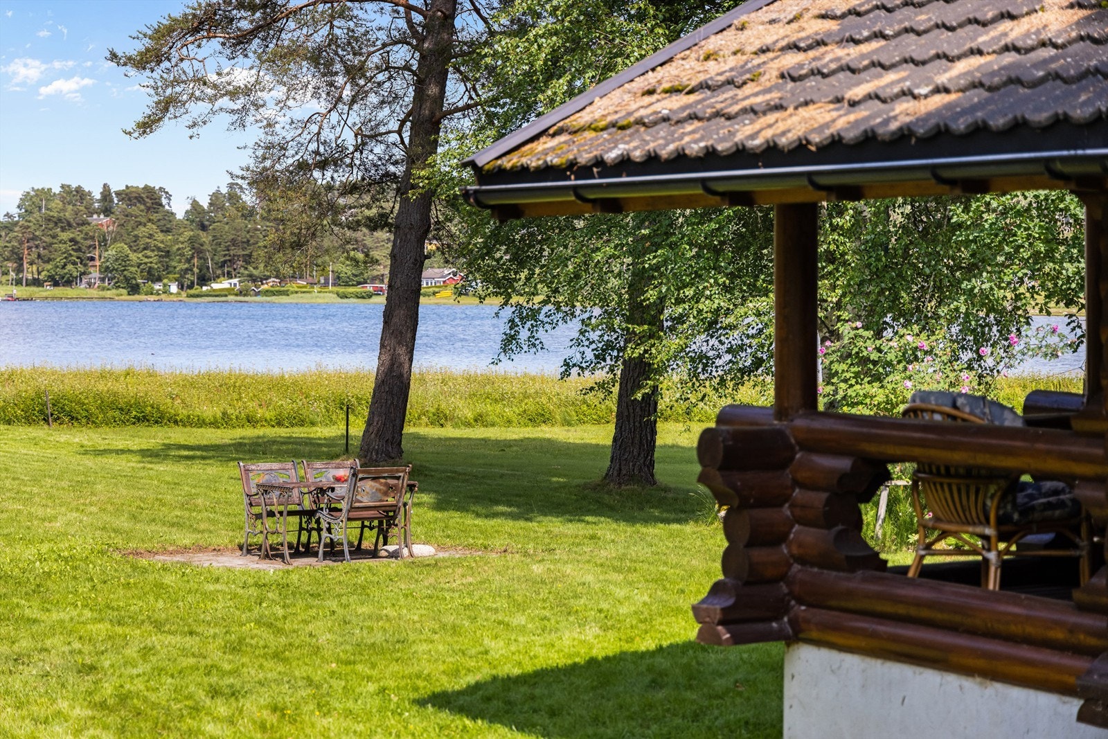 Eiendommen ligger i umiddelbar nærhet til vannet. Galleribilde