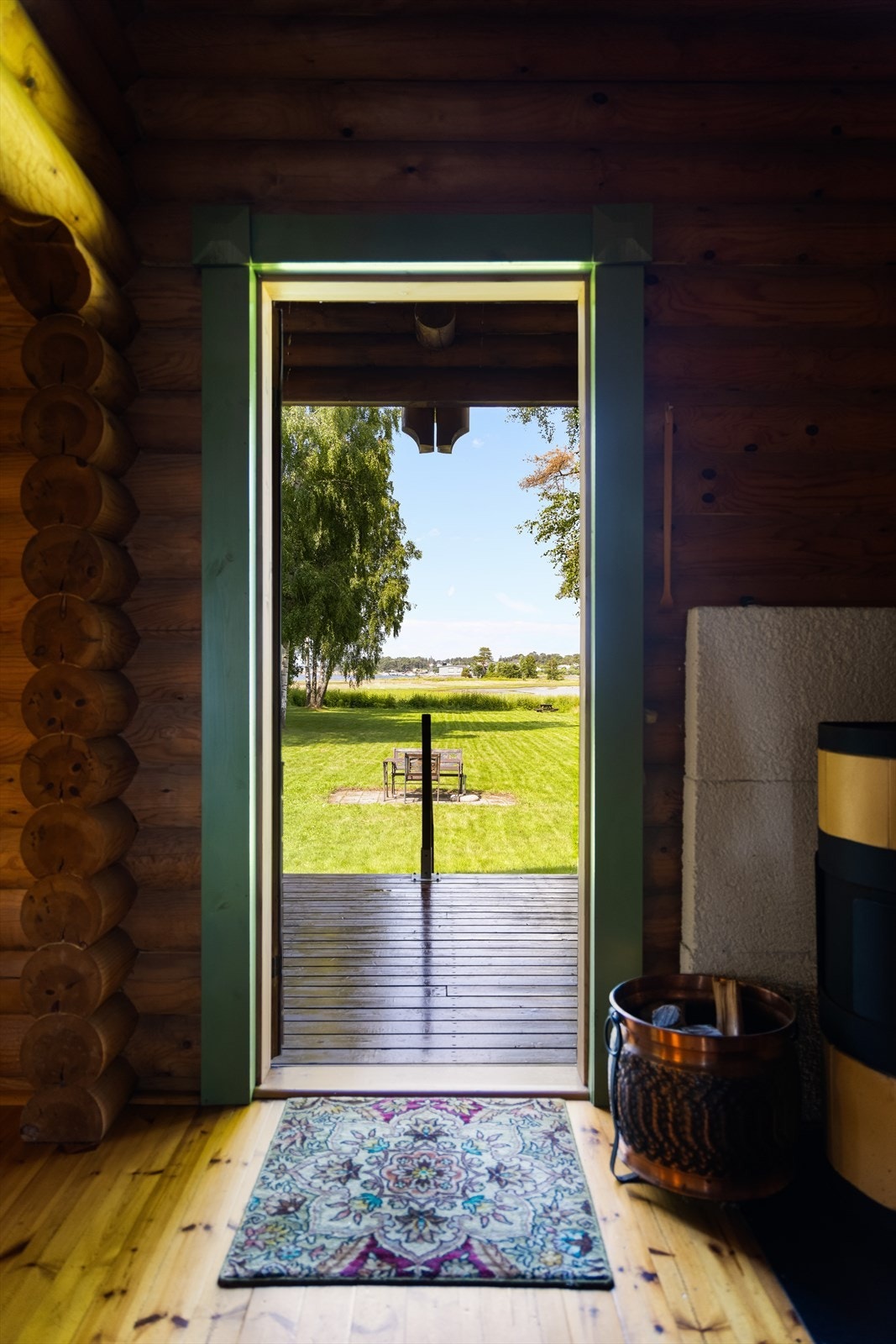 Med kun få skritt mellom kjøkkenet og trammen er det enkelt å ta med mat og drikke utendørs. Galleribilde