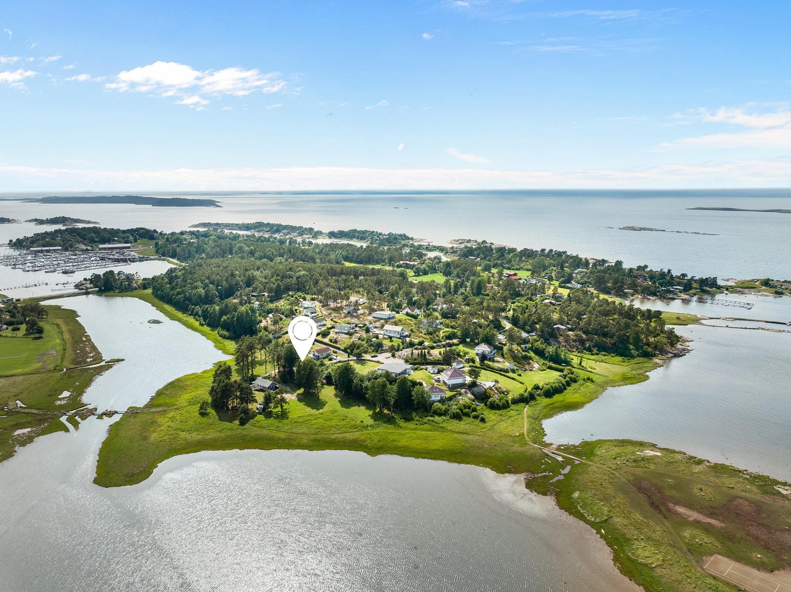 Eiendommen ligger i første rekke mot sjøen og har utsyn til et naturskjønt landskap. Galleribilde
