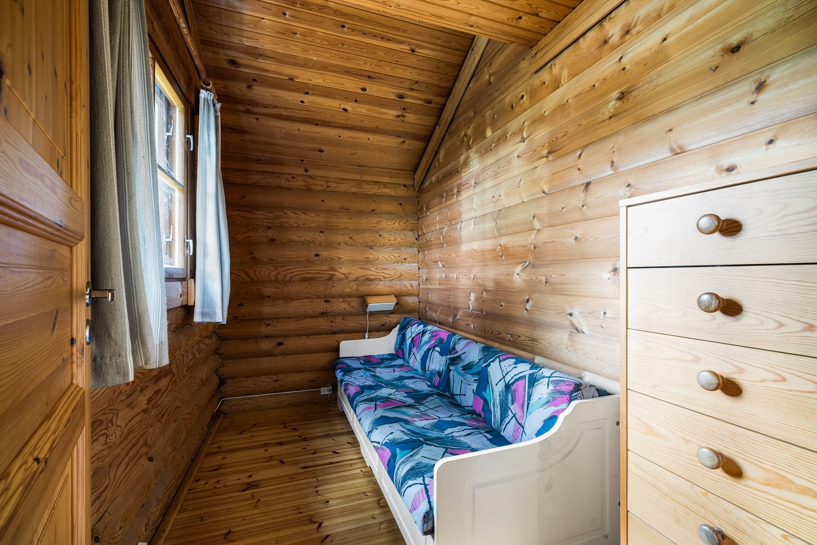 Soverom på nær 5 kvm., et naturlig barne-/gjesterom. Galleribilde