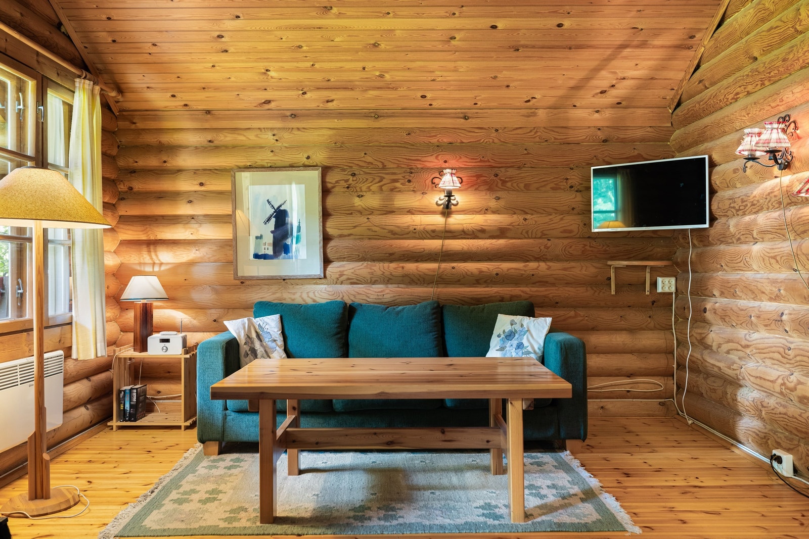 Tømmer i vegger og trepanel i himling er det fullt mulig å overmale, ved ønske om å tilsette farger og et personlig preg. Galleribilde