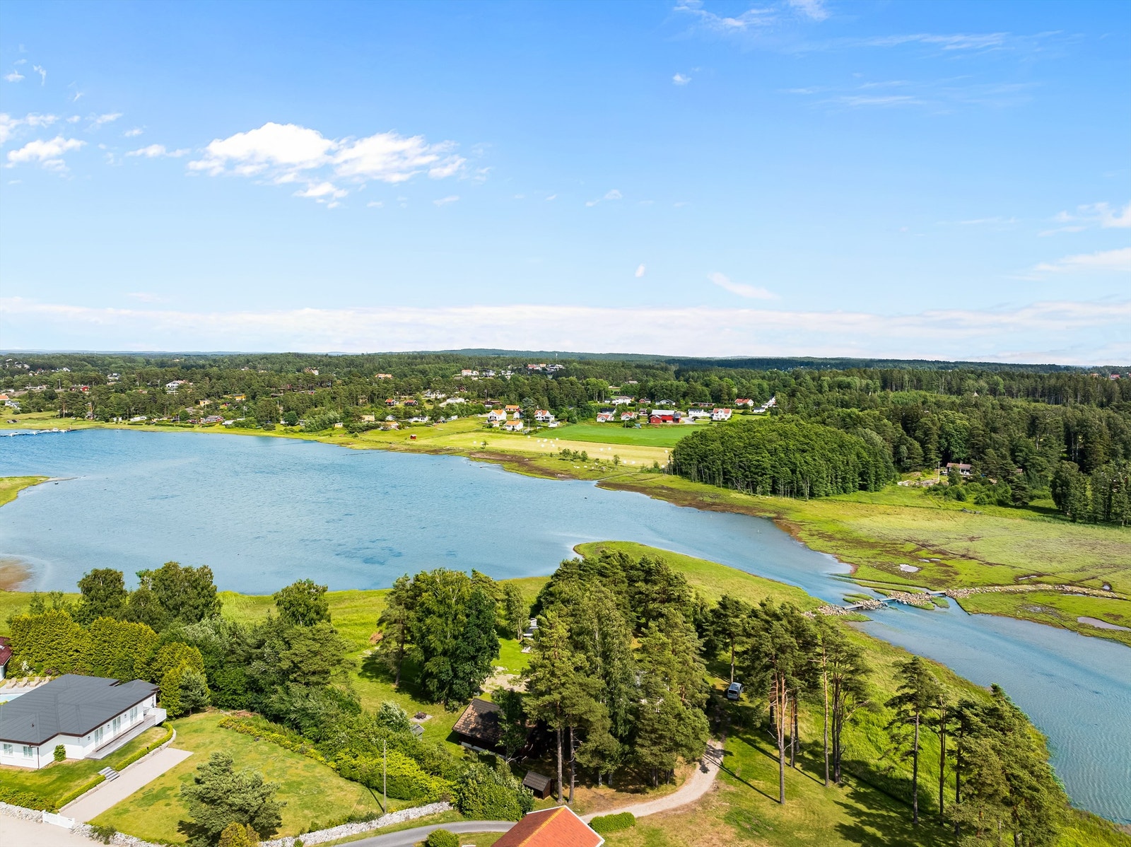 Omgivelsene er oppriktig tilbaketrukket og fredfylt. Adkomstveien stopper foran tilstøtende sidenabo i øst. Galleribilde