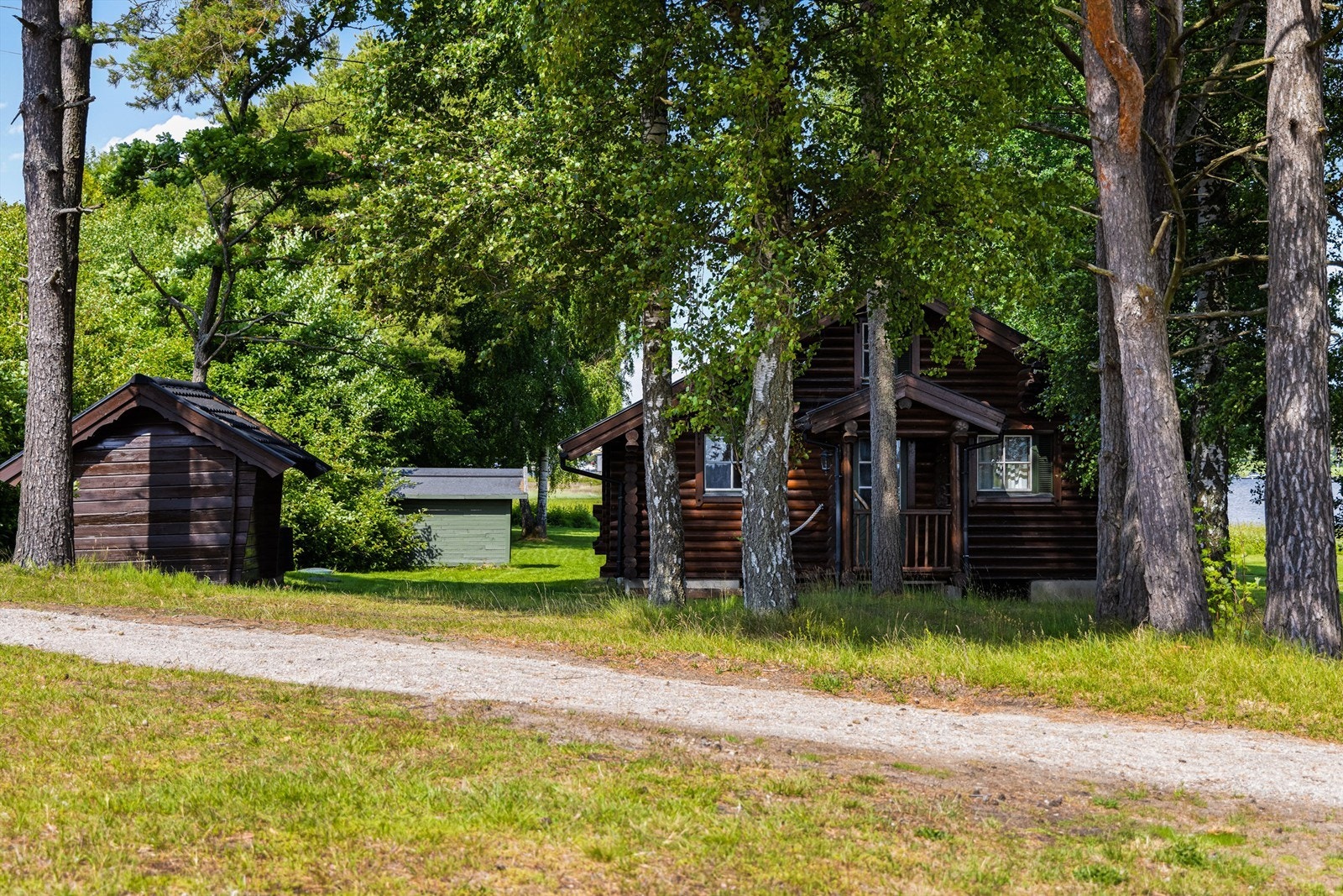 Det er enkel adkomst til eiendommen, bilvei helt frem og mulighet for oppstilling av flere biler på tomten. Galleribilde