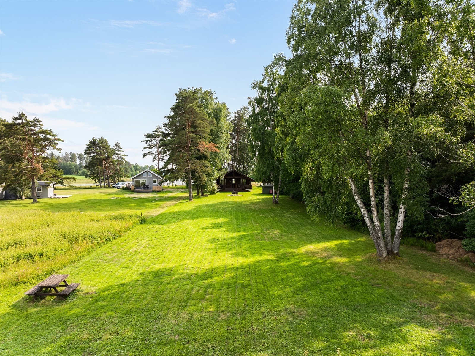 En svært idyllisk fritidseiendom på nordre Skjæløy med stor hage prydet av velvoksne løv- og nåletrær. Hagen er utvidet over tomtegrense. Galleribilde