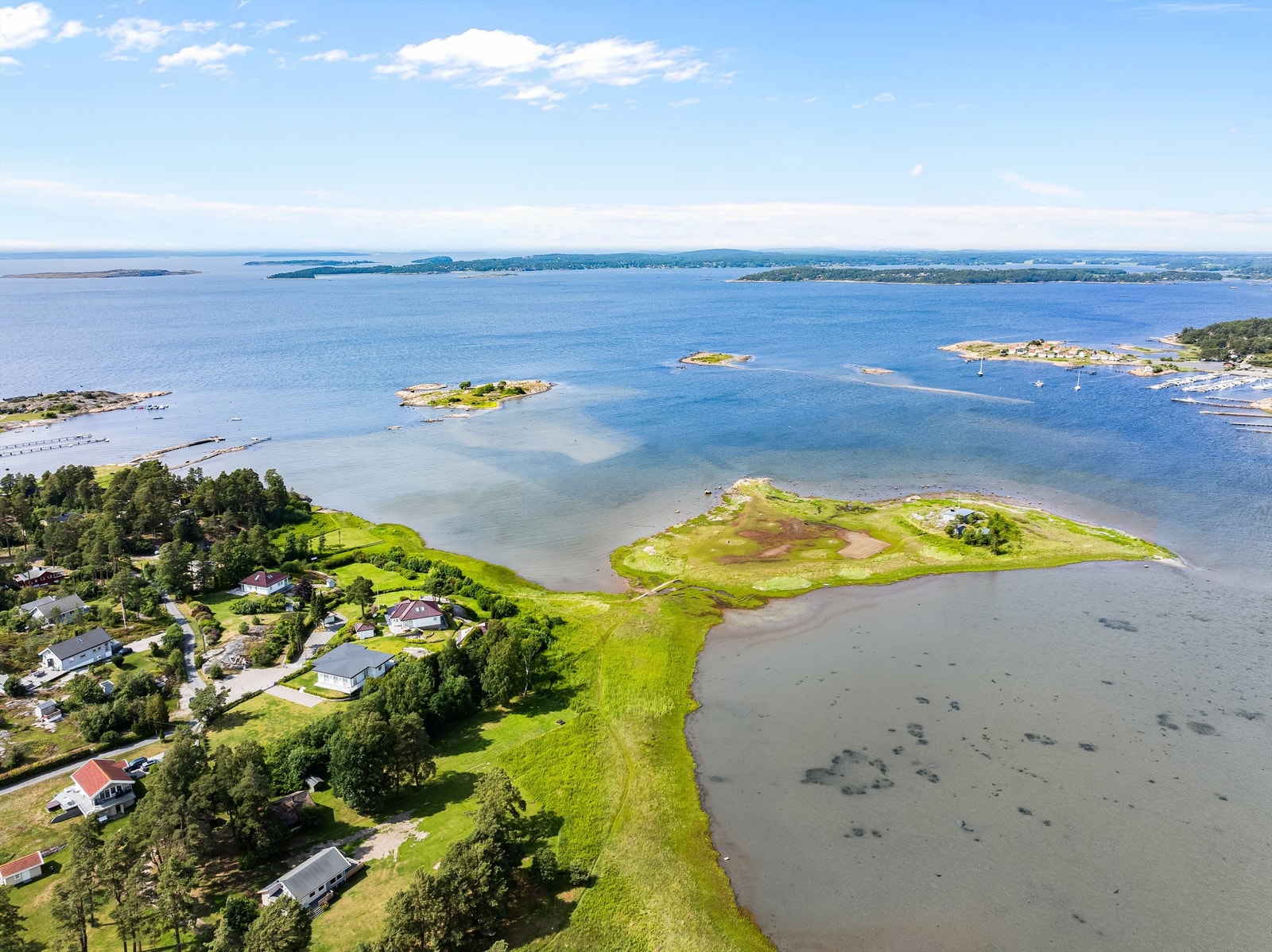 Forut for nordre Skjæløy ligger Terneskjær, med Steinene og Saltholmen i bakgrunnen. Galleribilde