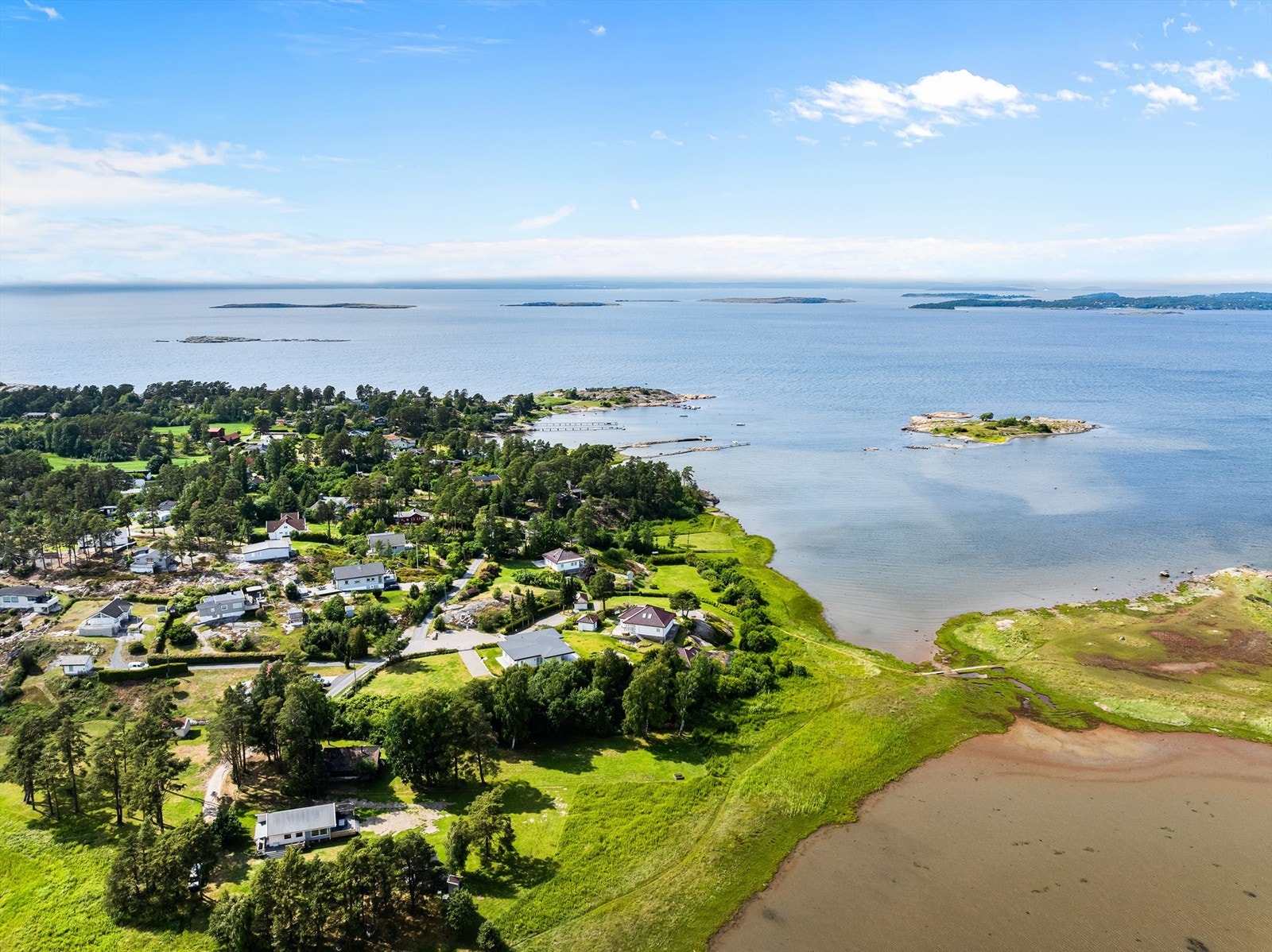 Vannet rett nord for Skjæløy er både smult og grunt, velegnet for padling. Gangavstand til hyggelige og fine badeplasser rundt om på Skjæløy. Galleribilde