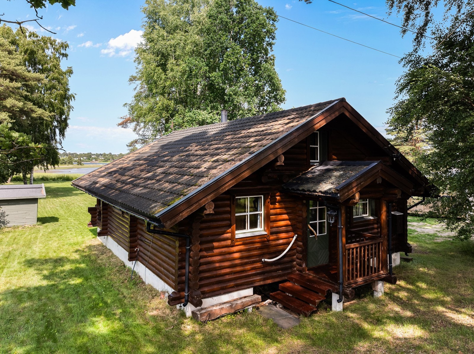 Fritidsboligen ble oppført i laftet tømmer i 1985 og har bilvei helt frem. Galleribilde