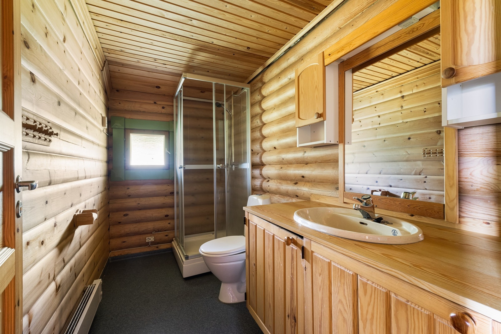 Badet er også fra byggeåret og inneholder dusjkabinett som begrenser vannpåkjenning på overflatene. Galleribilde