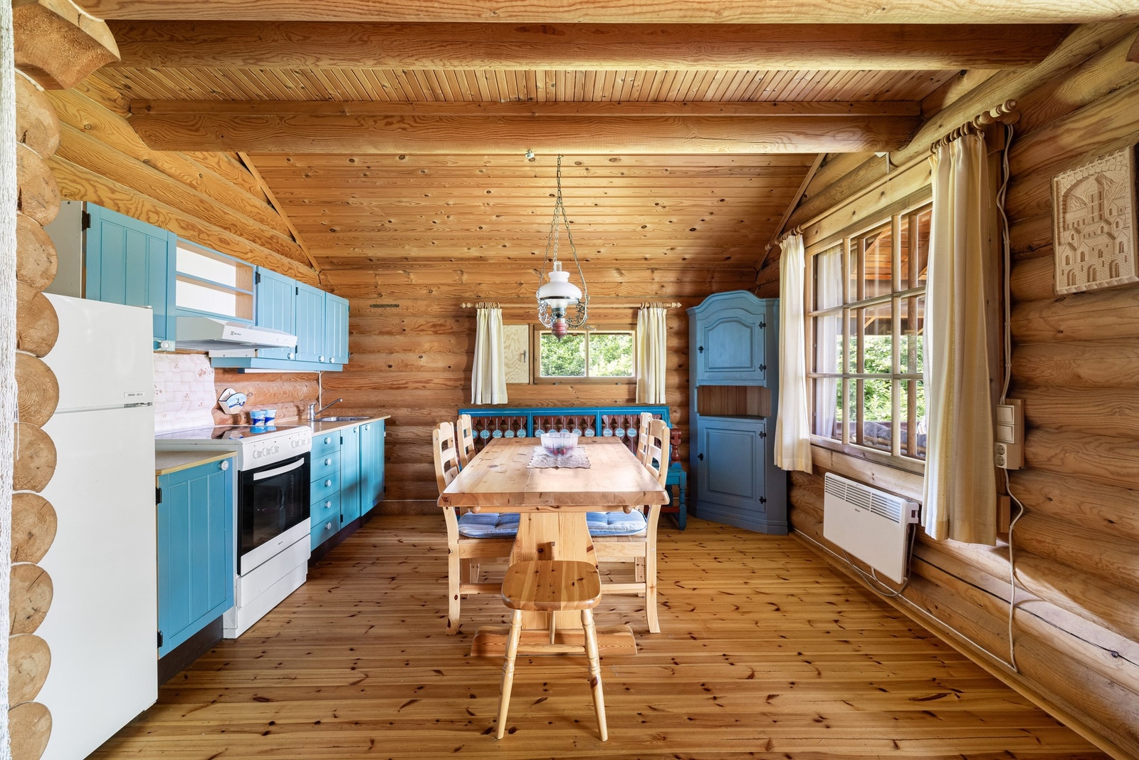 Kjøkkenet har innredning fra byggeåret som er funksjonell. Galleribilde