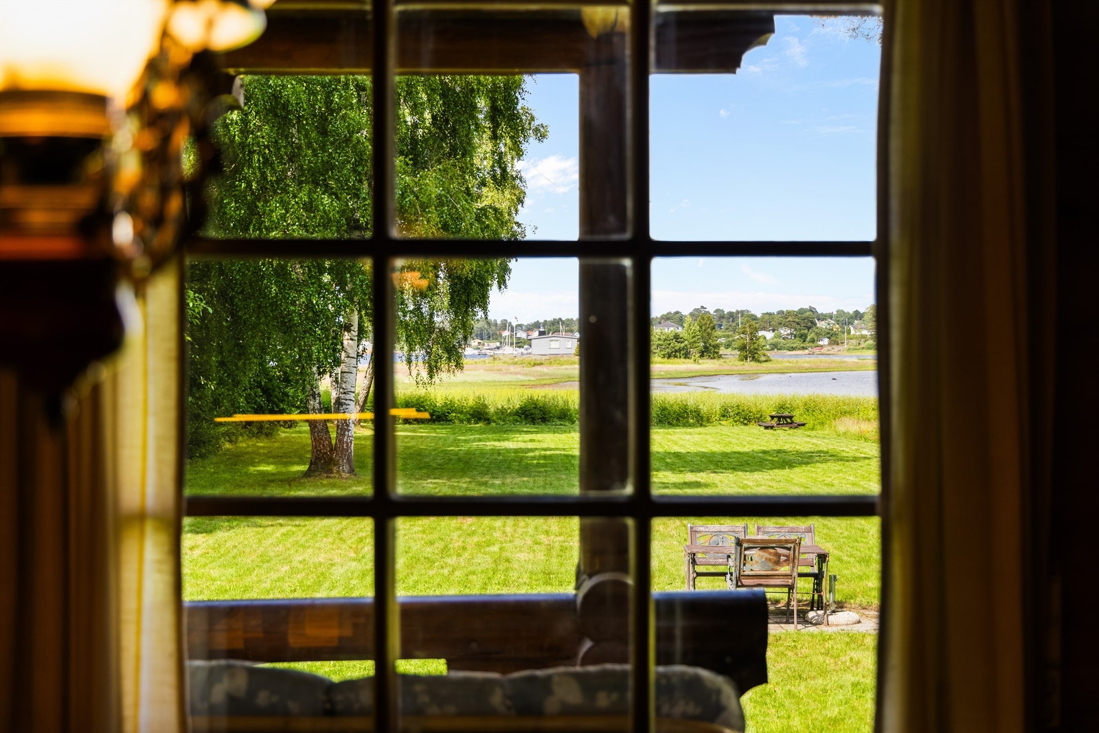 Fra både spisebordet og sofakroken i stuen sees flott utsikt i retning Saltholmen. Galleribilde