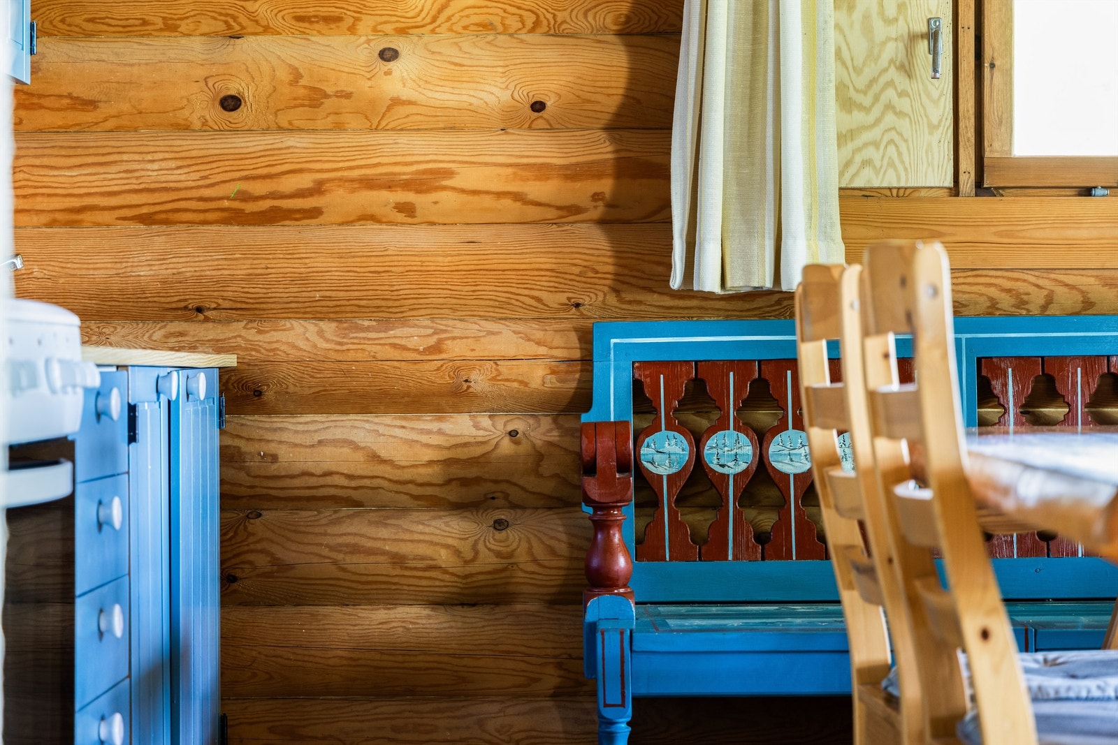 Spisebordet har sin naturlige plass foran kjøkkenet. Galleribilde