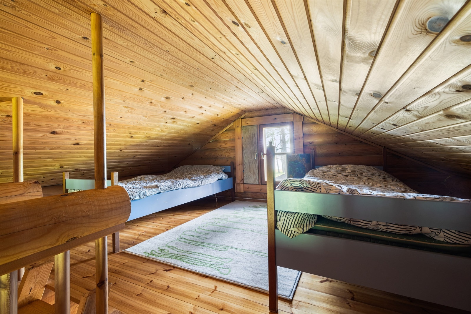 Hemsens gulvflate er oppmålt til ca. 18 kvm., arealet er imidlertid ikke måleverdig grunnet lav takhøyde. Galleribilde