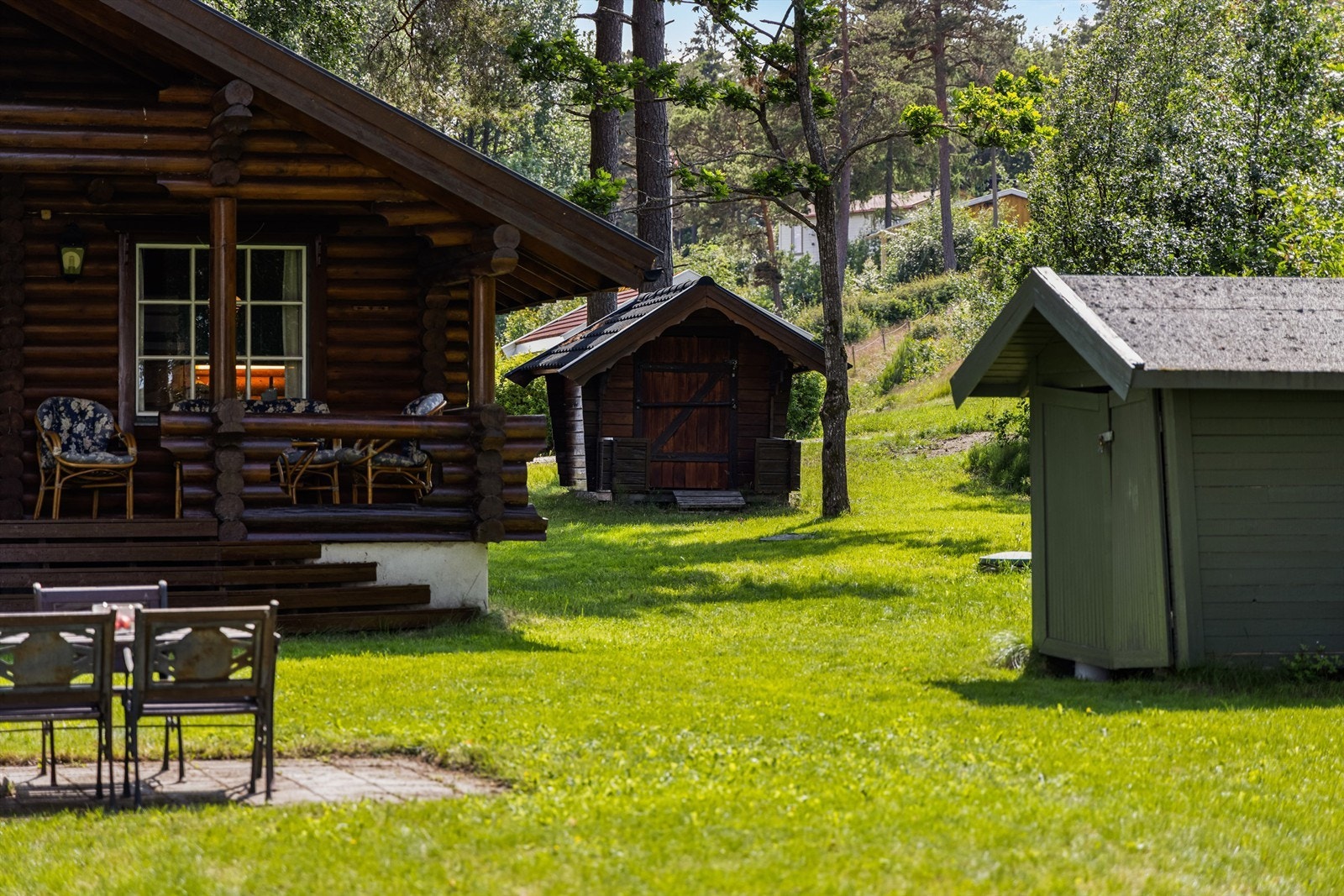Foruten fritidsboligen er også to frittstående boder oppført på tomten. Galleribilde