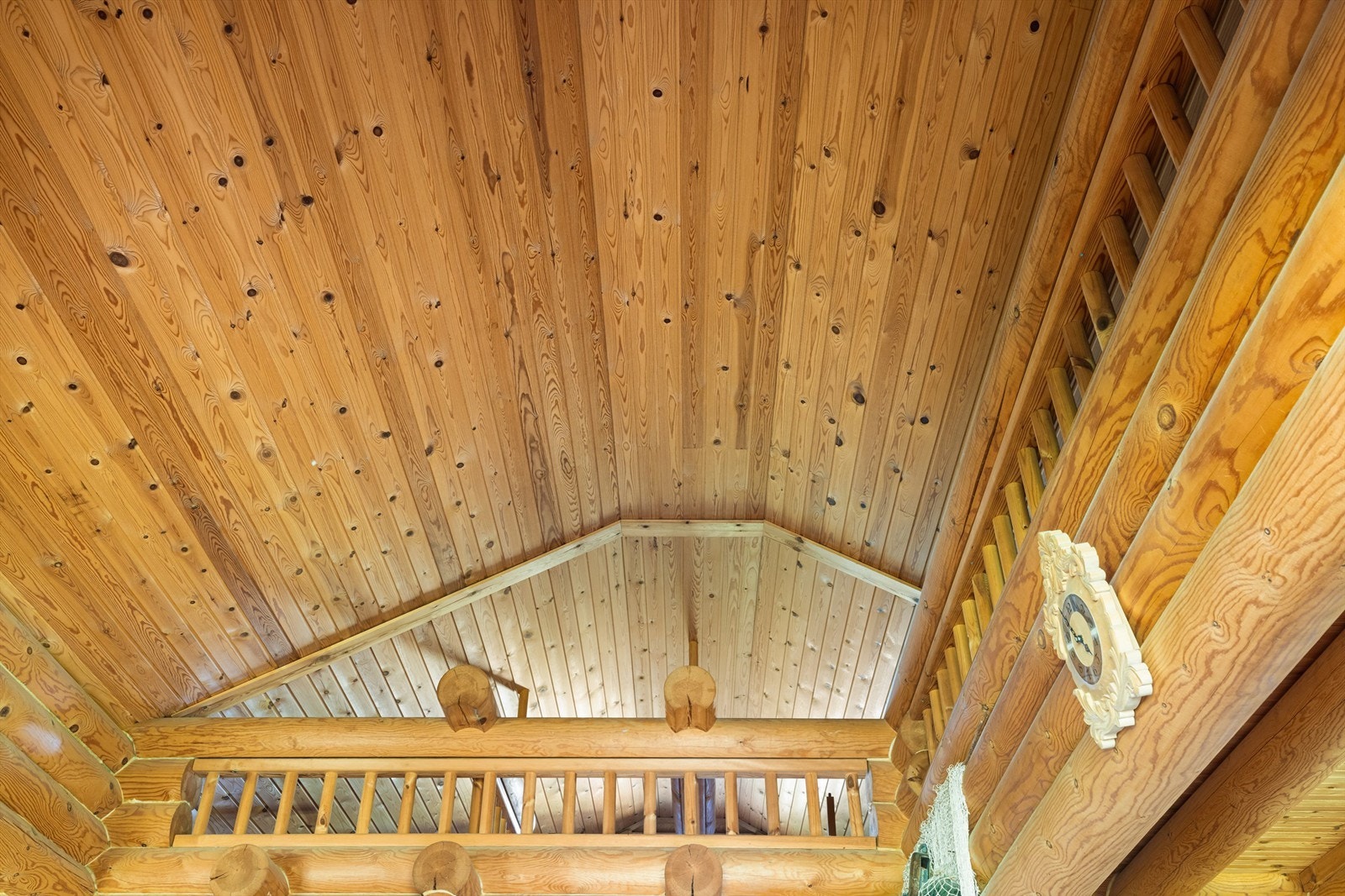 Den luftige takhøyden har stor positiv innvirkning på romfølelsen i stuen og brytes kun av kraftige, langsgående åser. Galleribilde