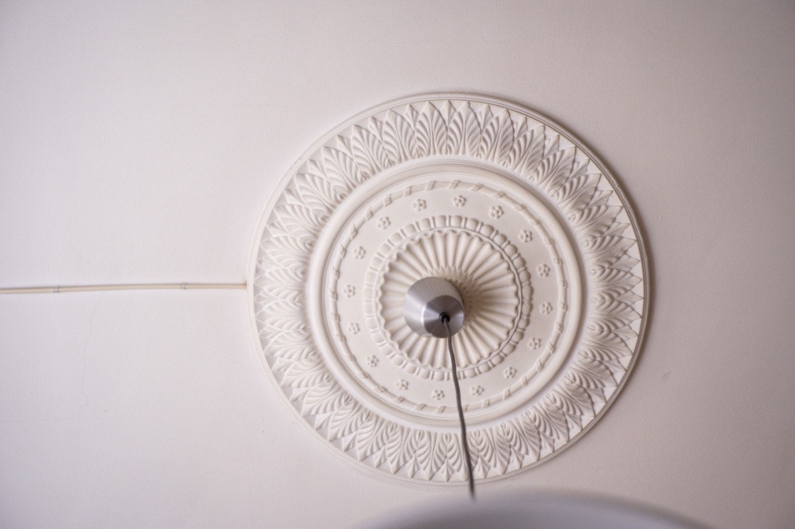 Den flotte takhøyden, kombinert med elegant stukkatur og klassiske detaljer, gir rommet en tidløs karakter Galleribilde