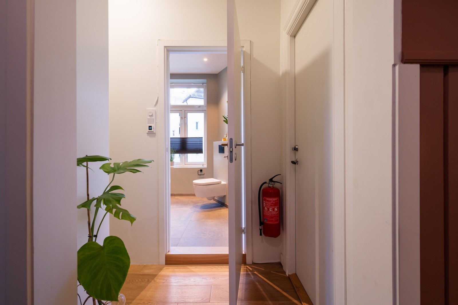 Leiligheten har et moderne og stilrent baderom, totalrenovert i 2022 Galleribilde