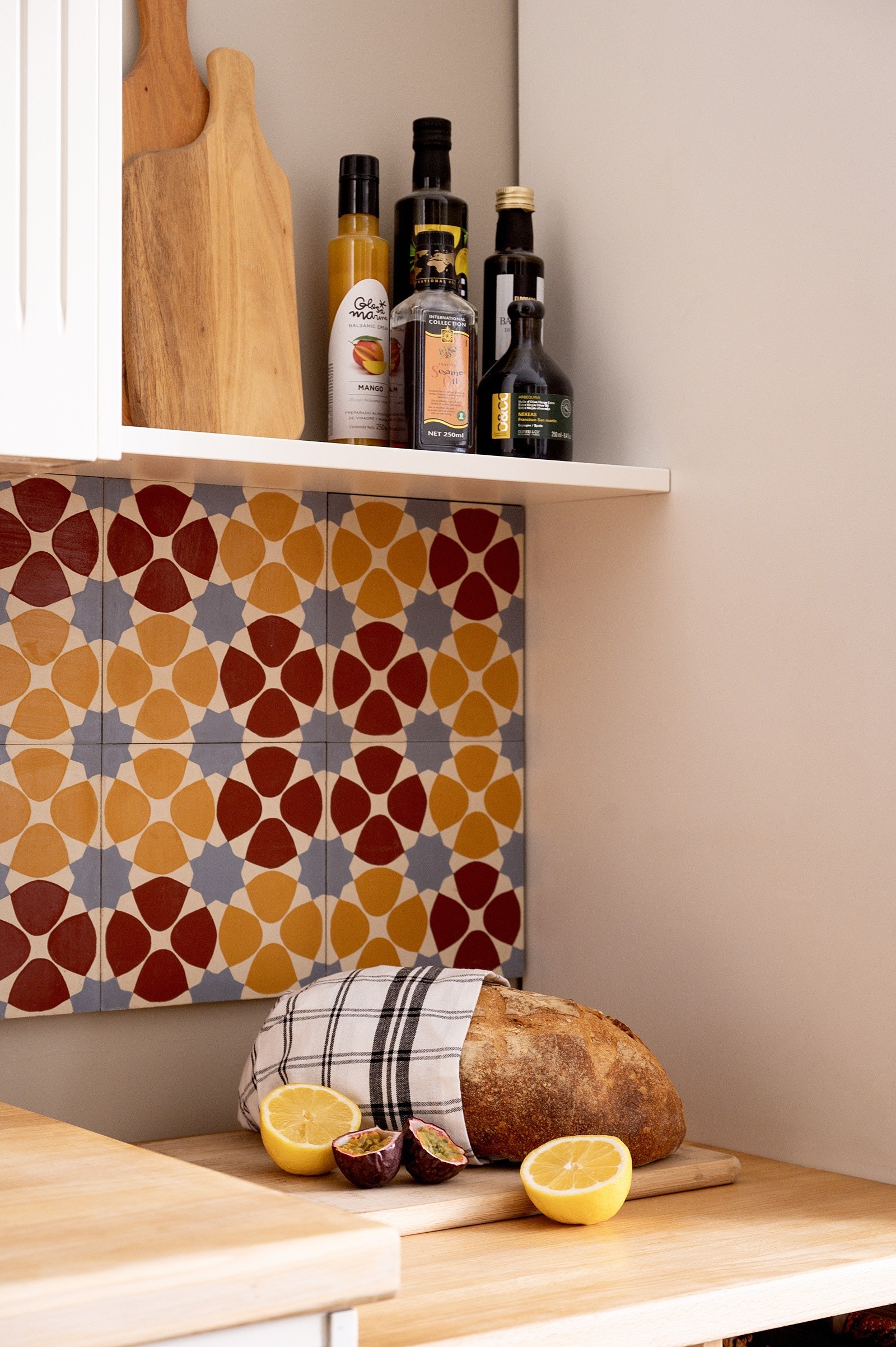 Fliser mellom benk og overskap gir et dekorativt preg og gjør det enkelt å holde rent Galleribilde