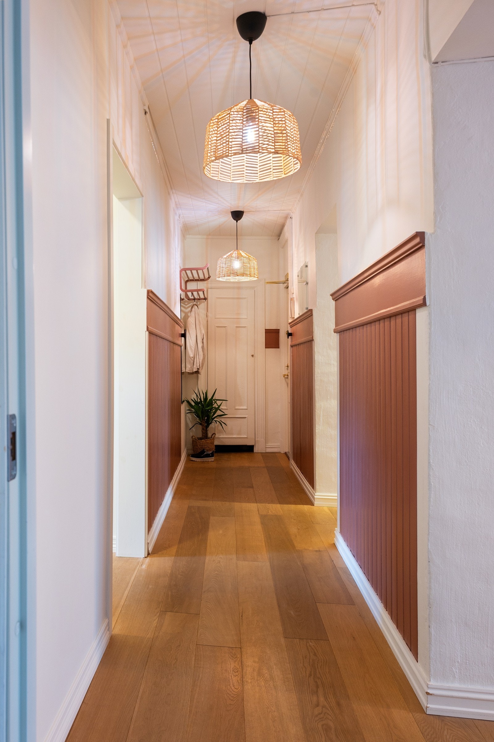 Leiligheten har en innbydende og sjarmerende entré med god plass til oppbevaring Galleribilde