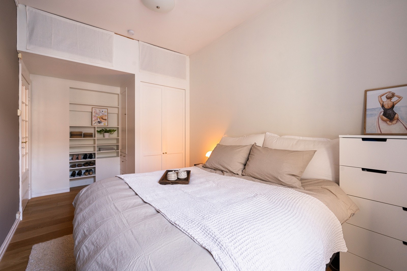 De lyse veggene og den gode takhøyden bidrar til en luftig og behagelig atmosfære Galleribilde