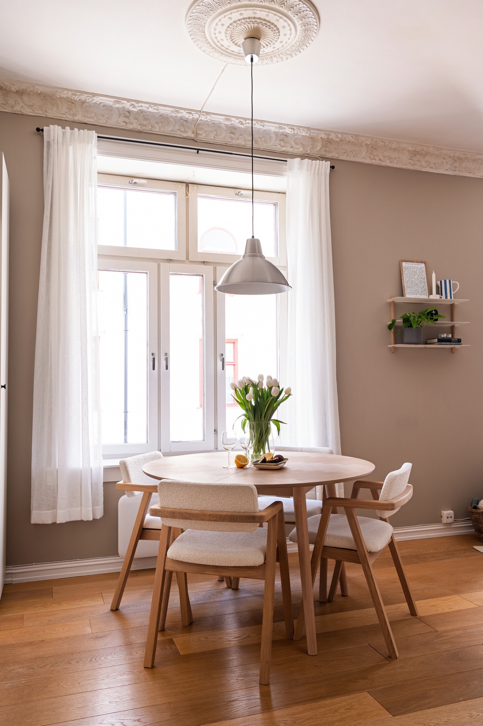 Her kan man nyte måltider i lyse og luftige omgivelser Galleribilde