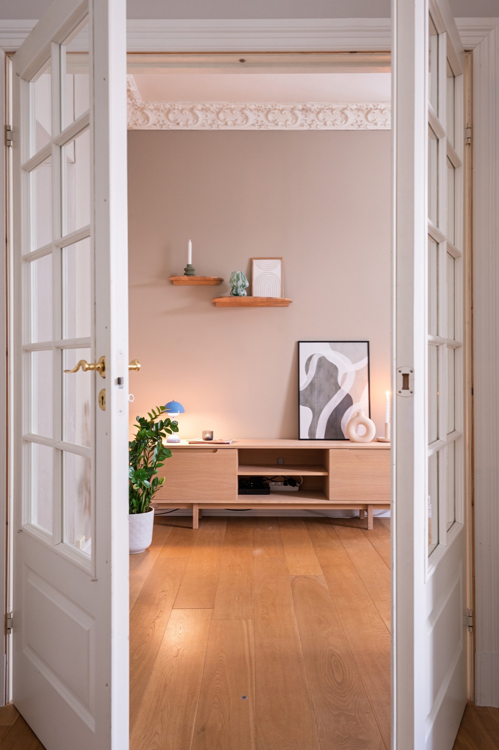 Dørene skaper en fin flyt mellom soverommet og stuen, med lekre detaljer Galleribilde