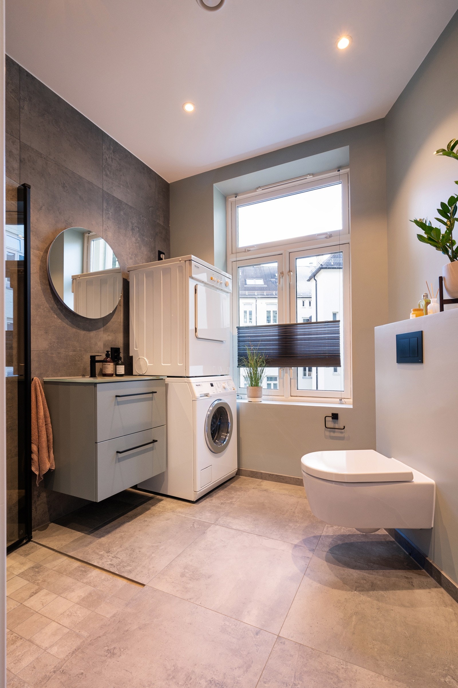 Det opprinnelige badet ble fullstendig revet og bygd opp på nytt med flislagte gulv, malte plater på vegger og nytt sanitærutstyr Galleribilde