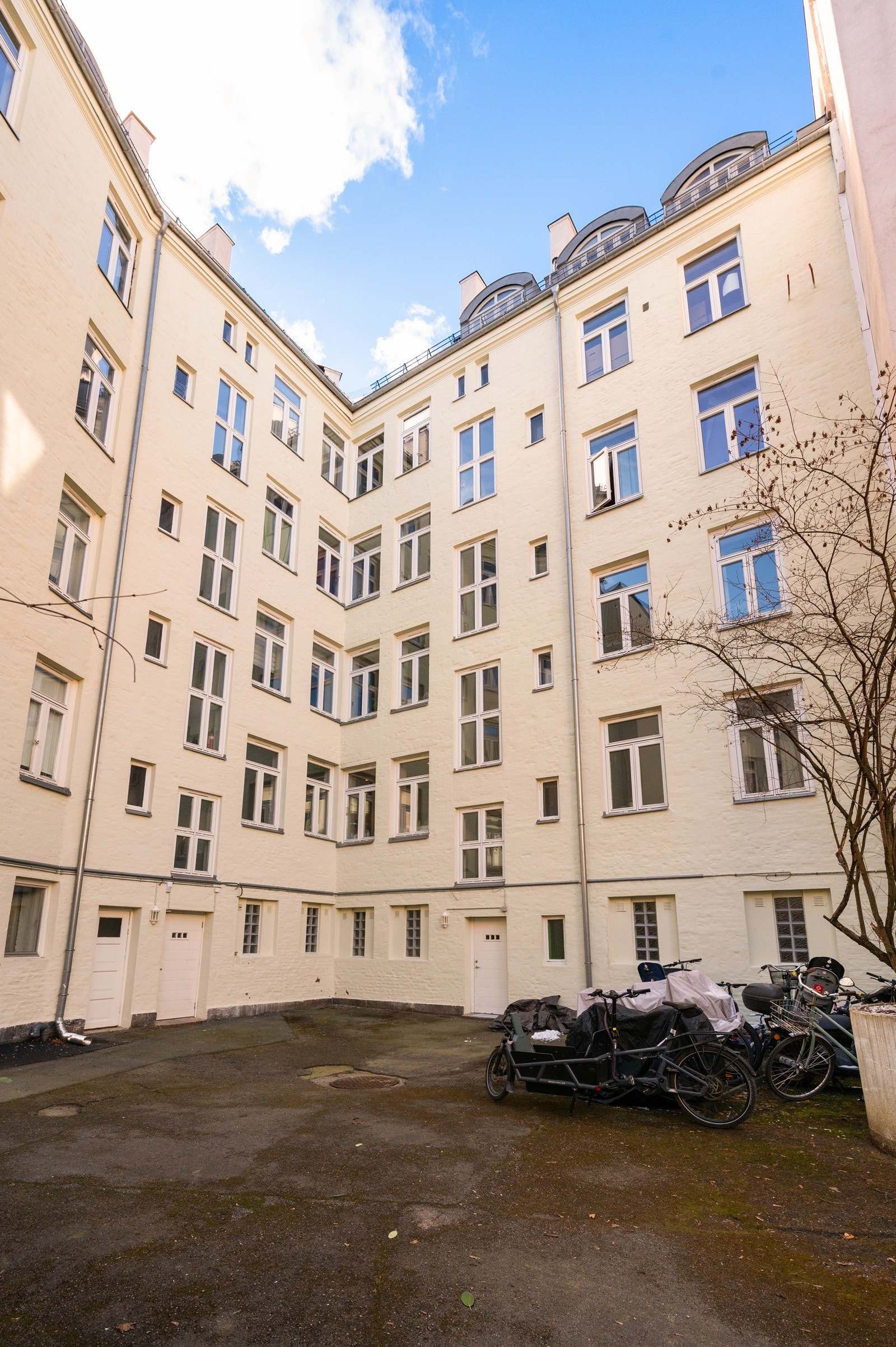 Fasaden sett fra bakgården Galleribilde