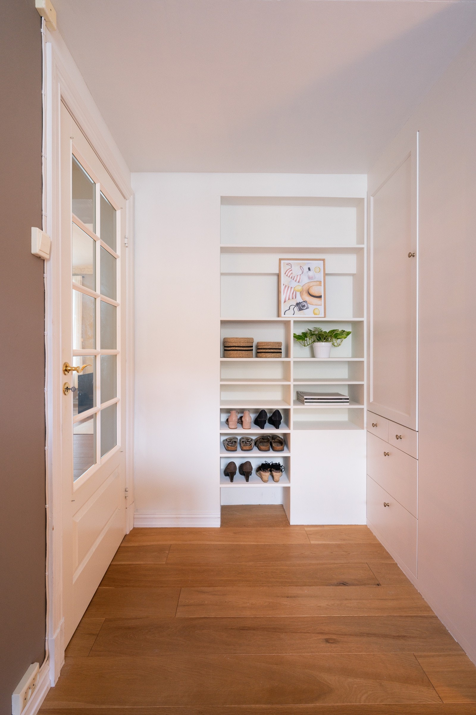 På soverommet har du god plass til oppbevaring Galleribilde