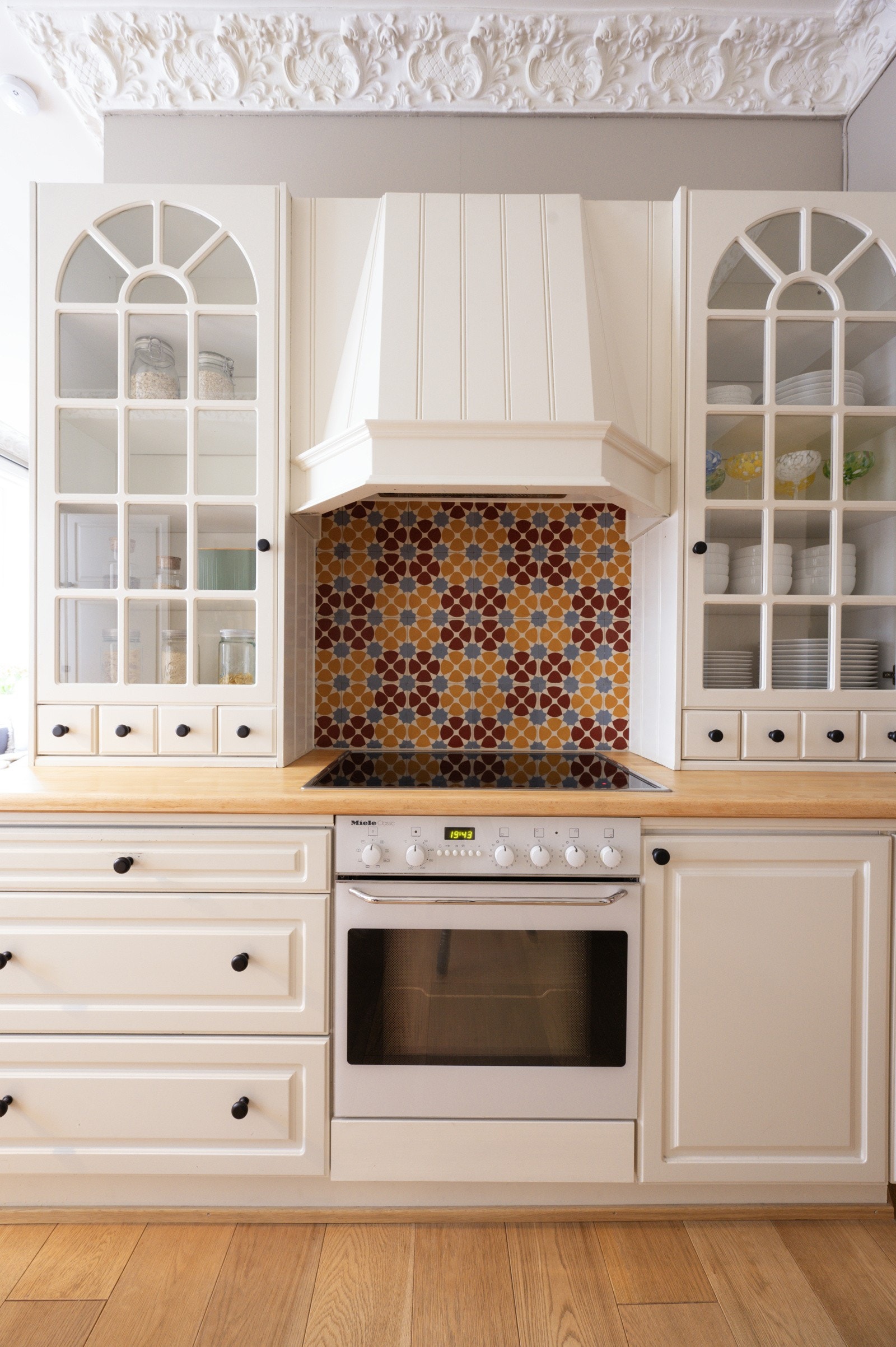 Arbeidsflaten er godt utnyttet med en nedfelt rustfri oppvaskkum og et ettgreps armatur Galleribilde