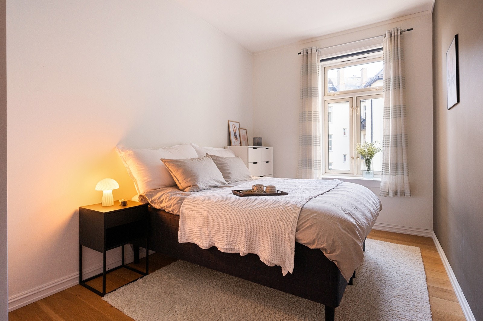 Hovedsoverommet er romslig og har et plassbygd garderobeskap som gir rikelig med oppbevaringsplass Galleribilde