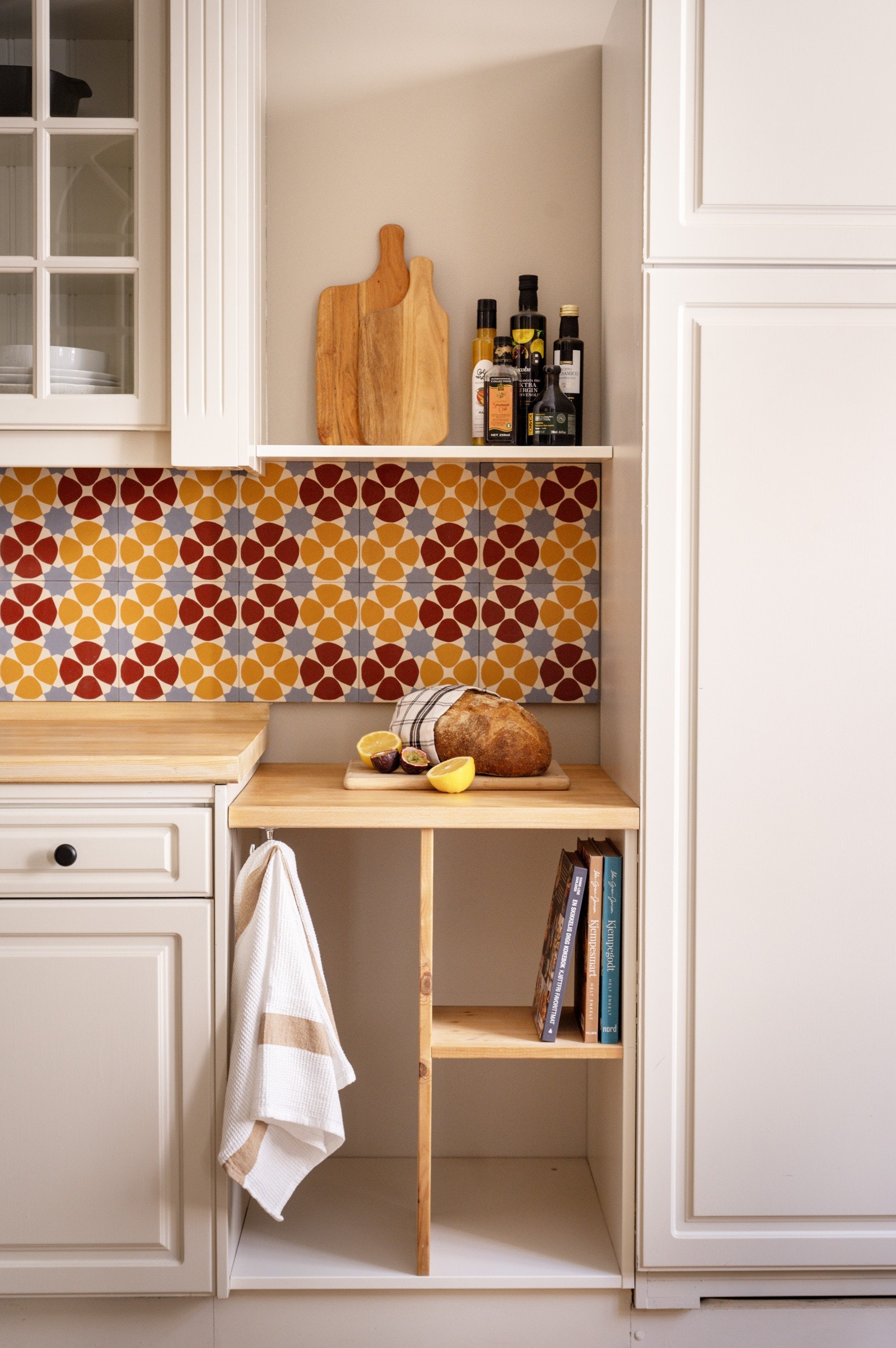 Kjøkkenet er utstyrt med integrerte hvitevarer, inkludert stekeovn, keramisk koketopp, kjøleskap og fryseskap Galleribilde