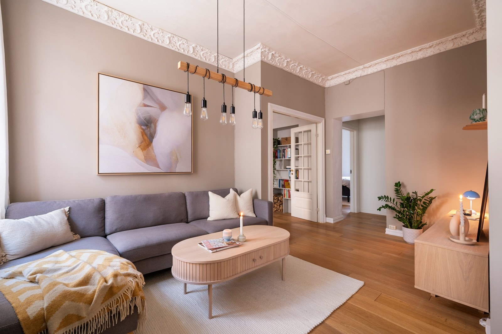 Lys og gjennomført bolig med klassiske og moderne detaljer Galleribilde