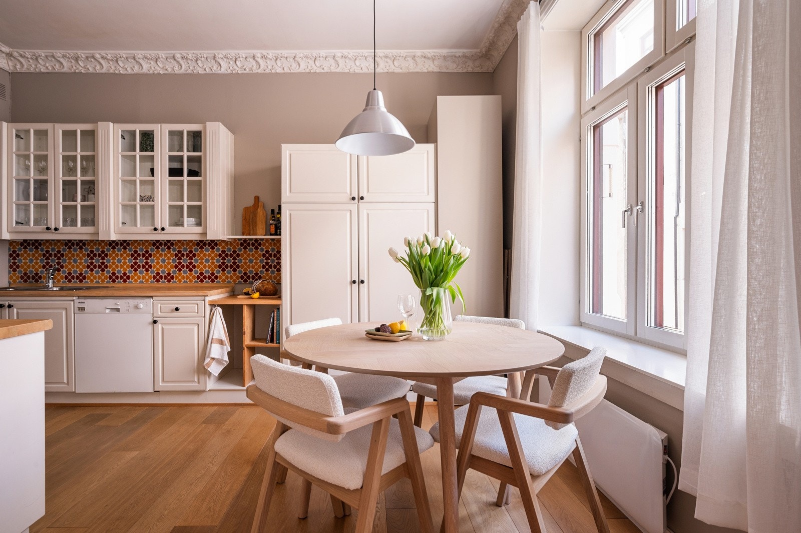 Leiligheten har et stilfullt og funksjonelt kjøkken med innredning fra Tone Hammel Galleribilde